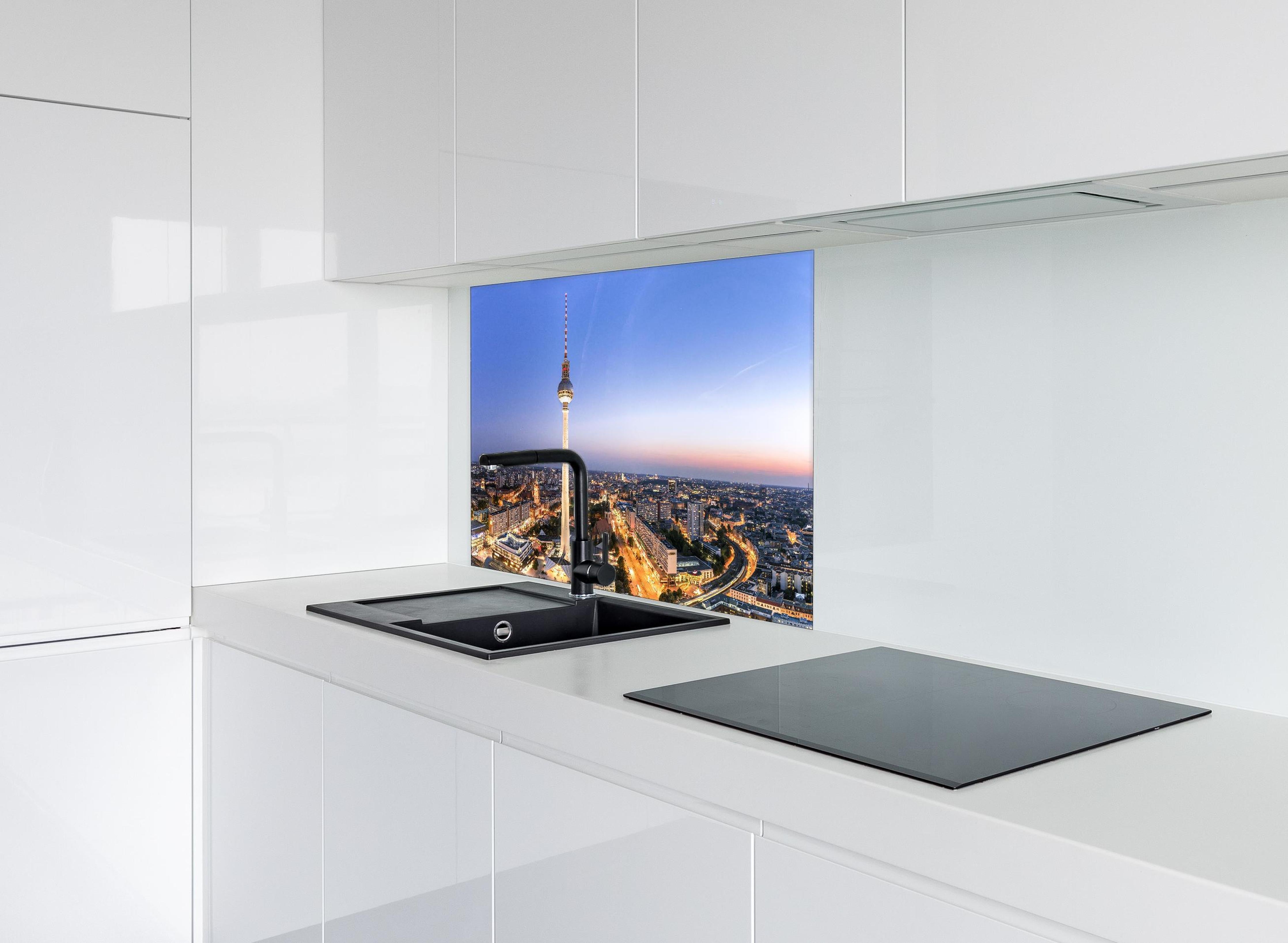 Spritzschutz - Berliner Fernsehturm hinter einem Cerankochfeld zwischen Holz-Kochutensilien