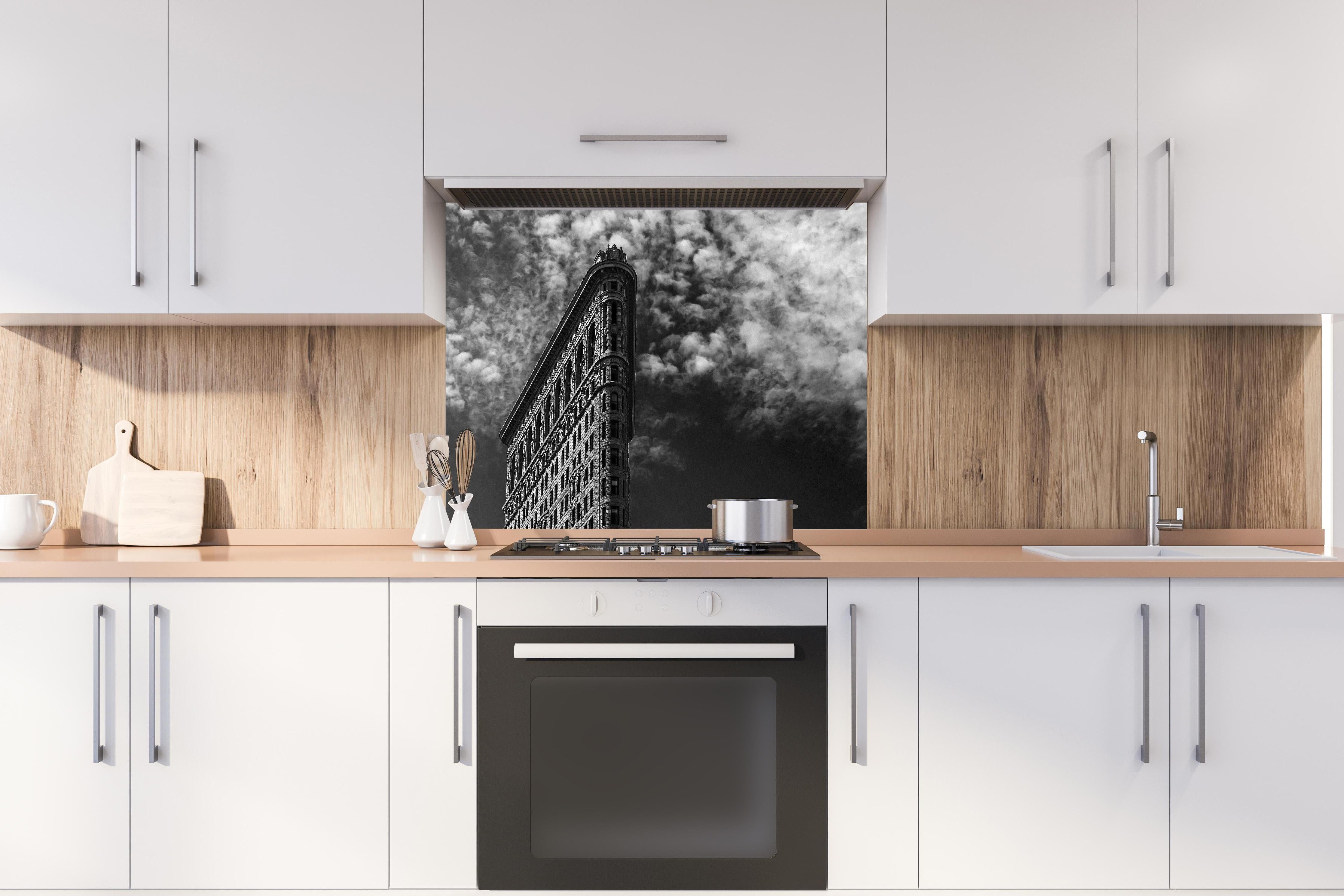 Spritzschutz - Berühmtes Flariton Gebäude - NYC hinter einem Cerankochfeld zwischen Holz-Kochutensilien