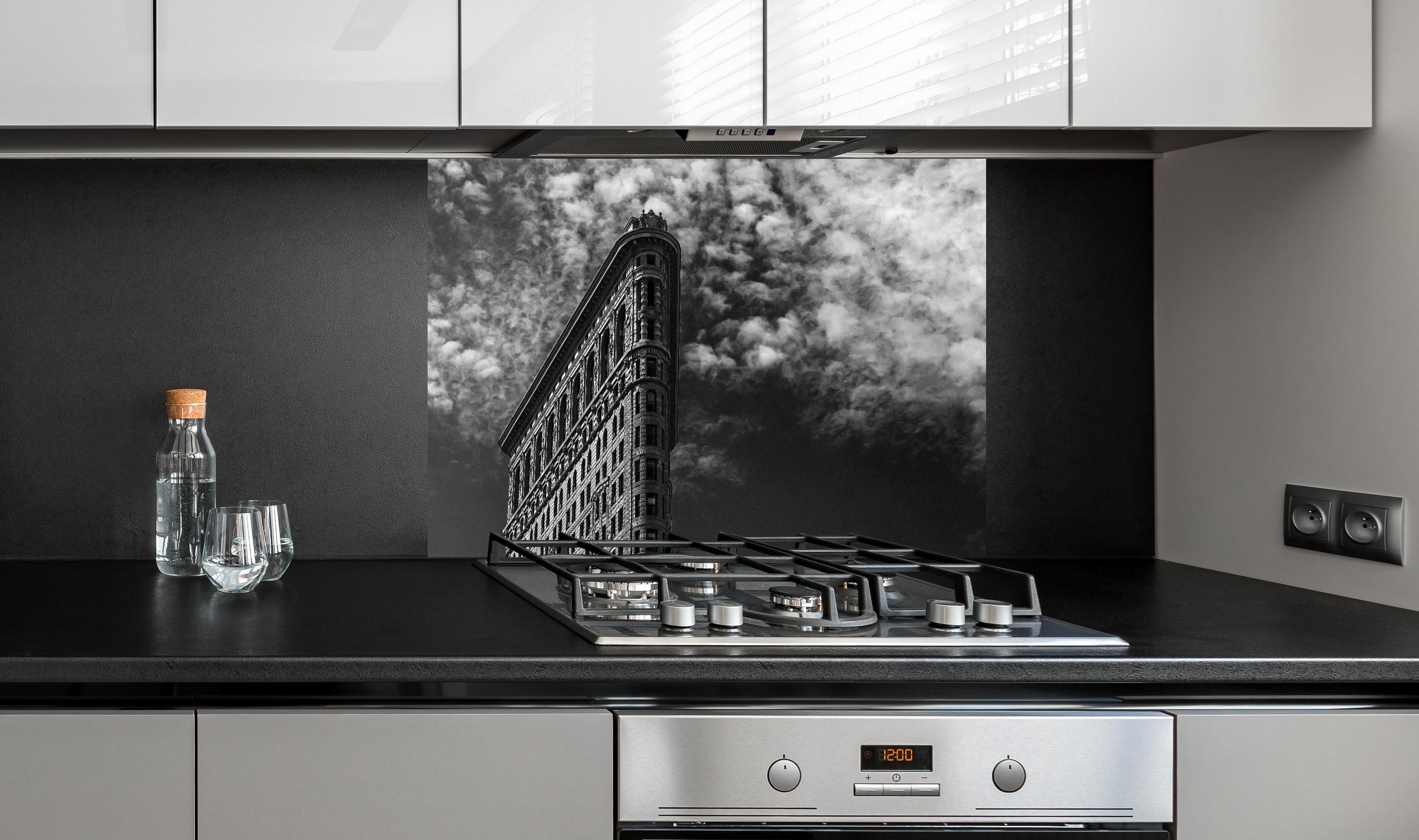 Spritzschutz - Berühmtes Flariton Gebäude - NYC hinter einem Cerankochfeld zwischen Holz-Kochutensilien