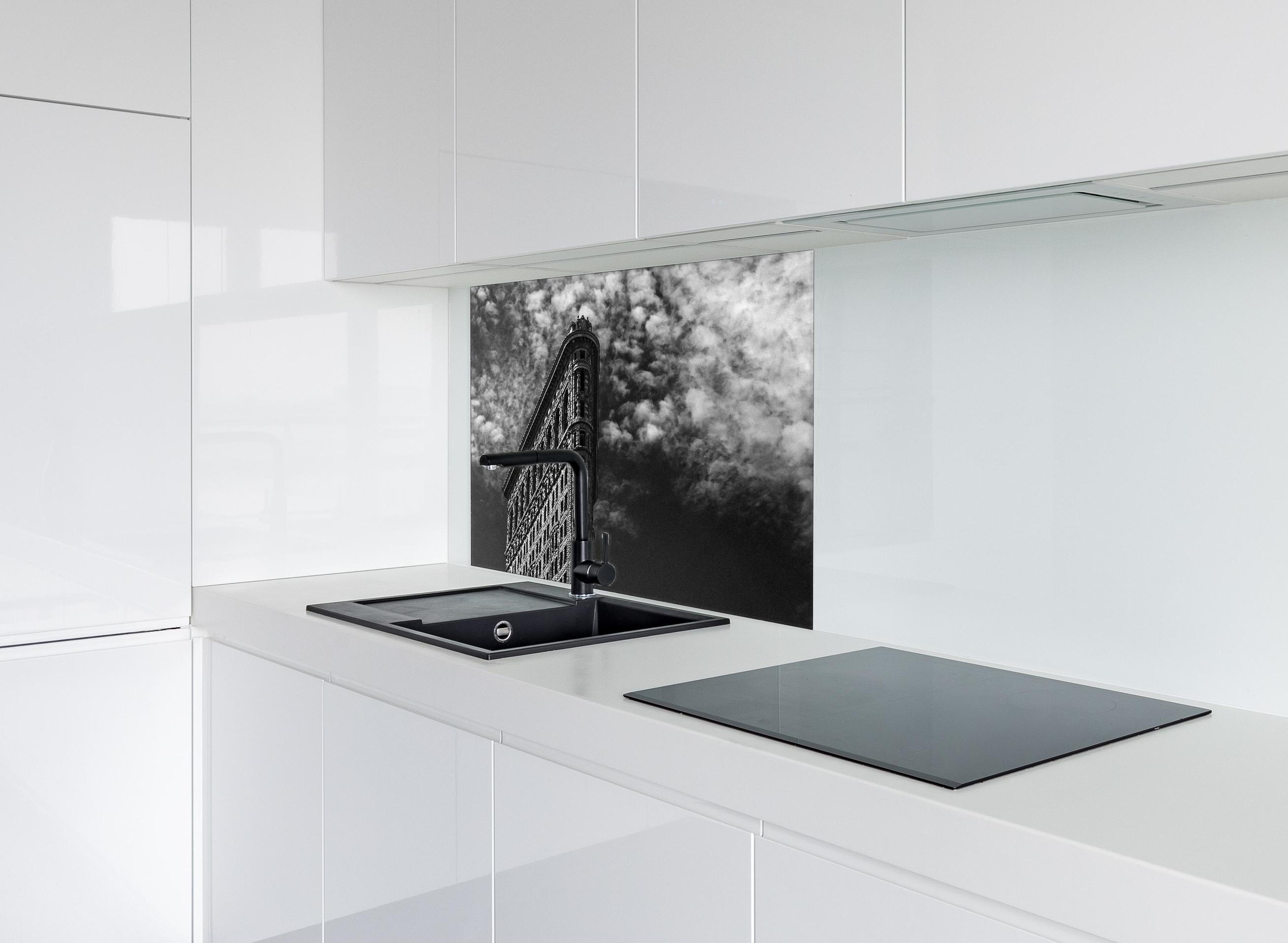 Spritzschutz - Berühmtes Flariton Gebäude - NYC hinter einem Cerankochfeld zwischen Holz-Kochutensilien