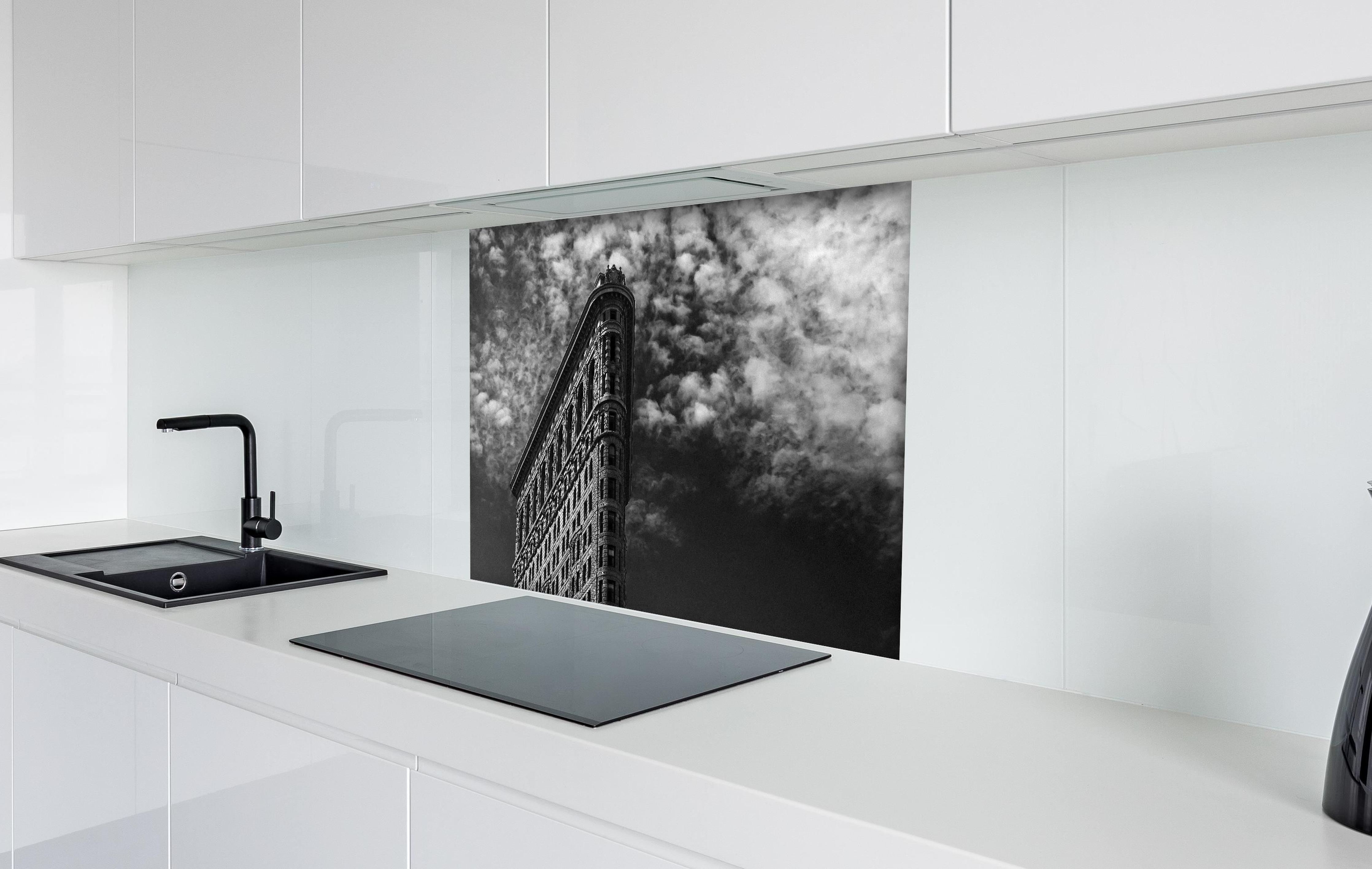 Spritzschutz - Berühmtes Flariton Gebäude - NYC hinter einem Cerankochfeld zwischen Holz-Kochutensilien