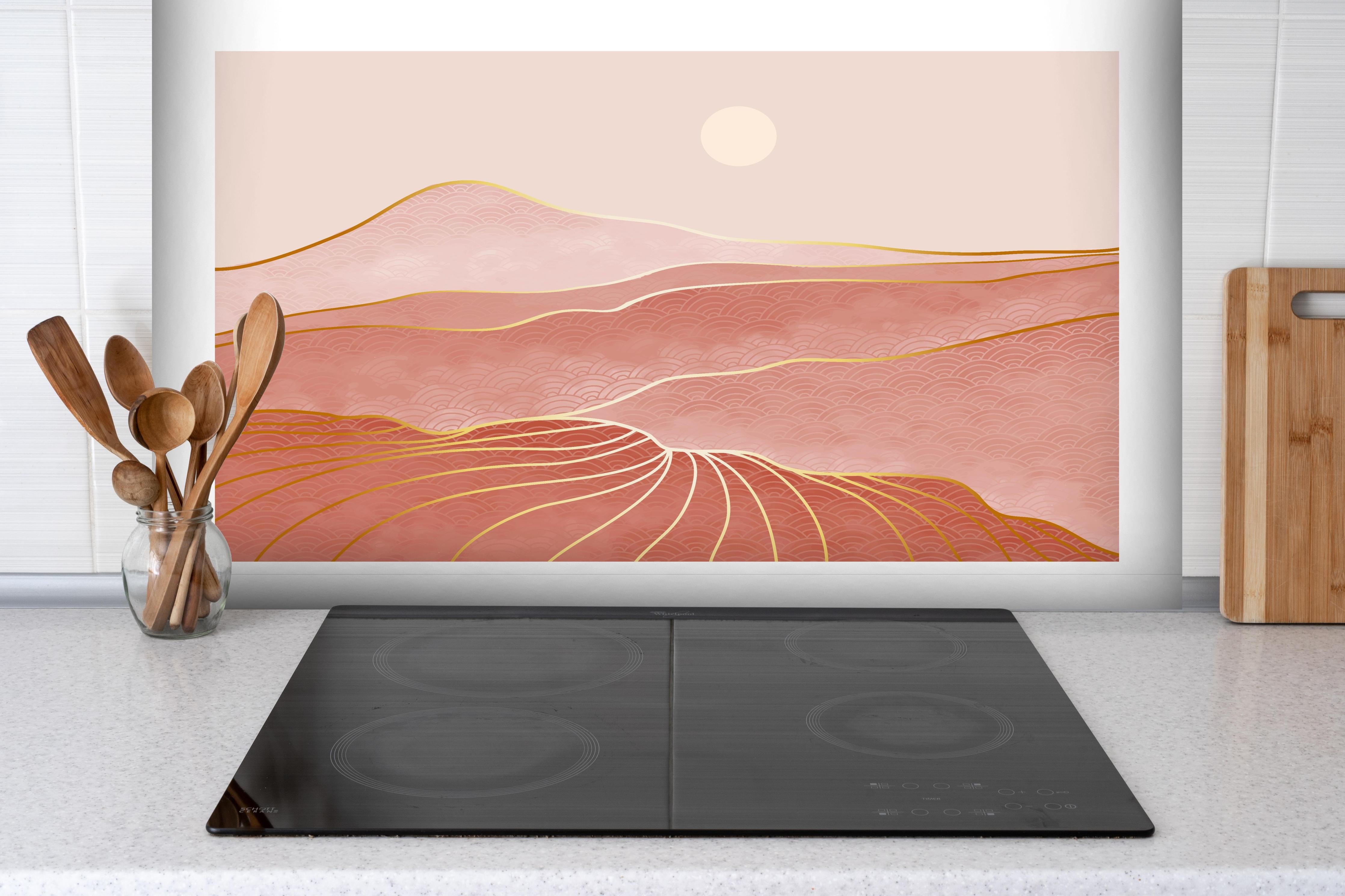 Spritzschutz - Beruhigende rosa Hügellandschaft Sonnenuntergang hinter einem Cerankochfeld zwischen Holz-Kochutensilien