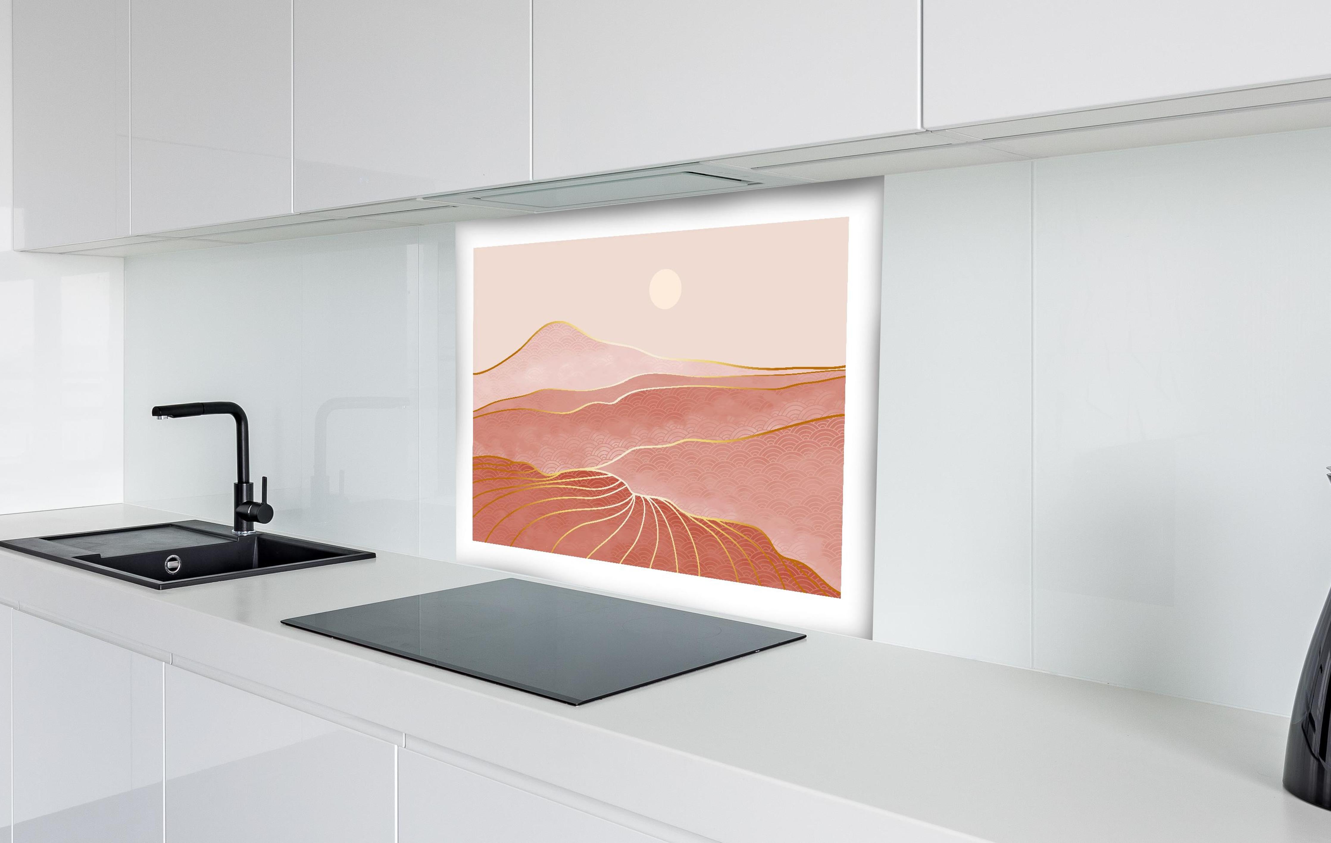 Spritzschutz - Beruhigende rosa Hügellandschaft Sonnenuntergang hinter einem Cerankochfeld zwischen Holz-Kochutensilien