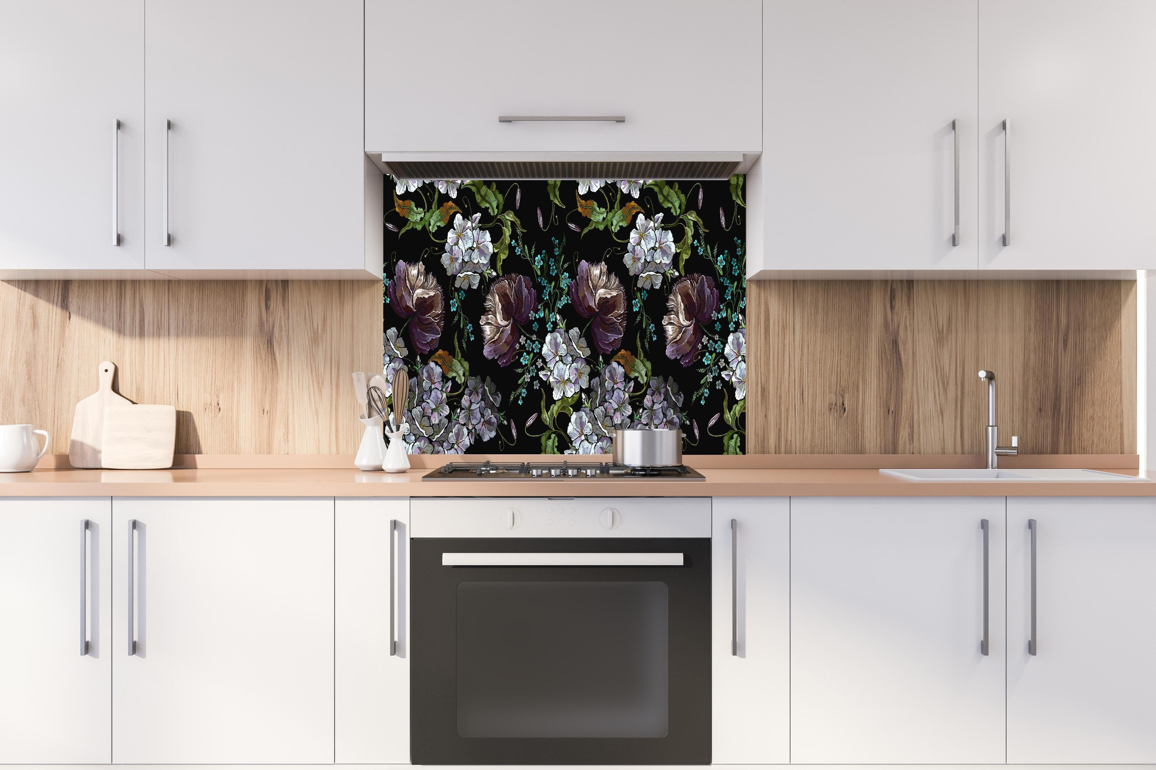 Spritzschutz - Besticktes Blumen Nahtloses Sommermuster hinter einem Cerankochfeld zwischen Holz-Kochutensilien