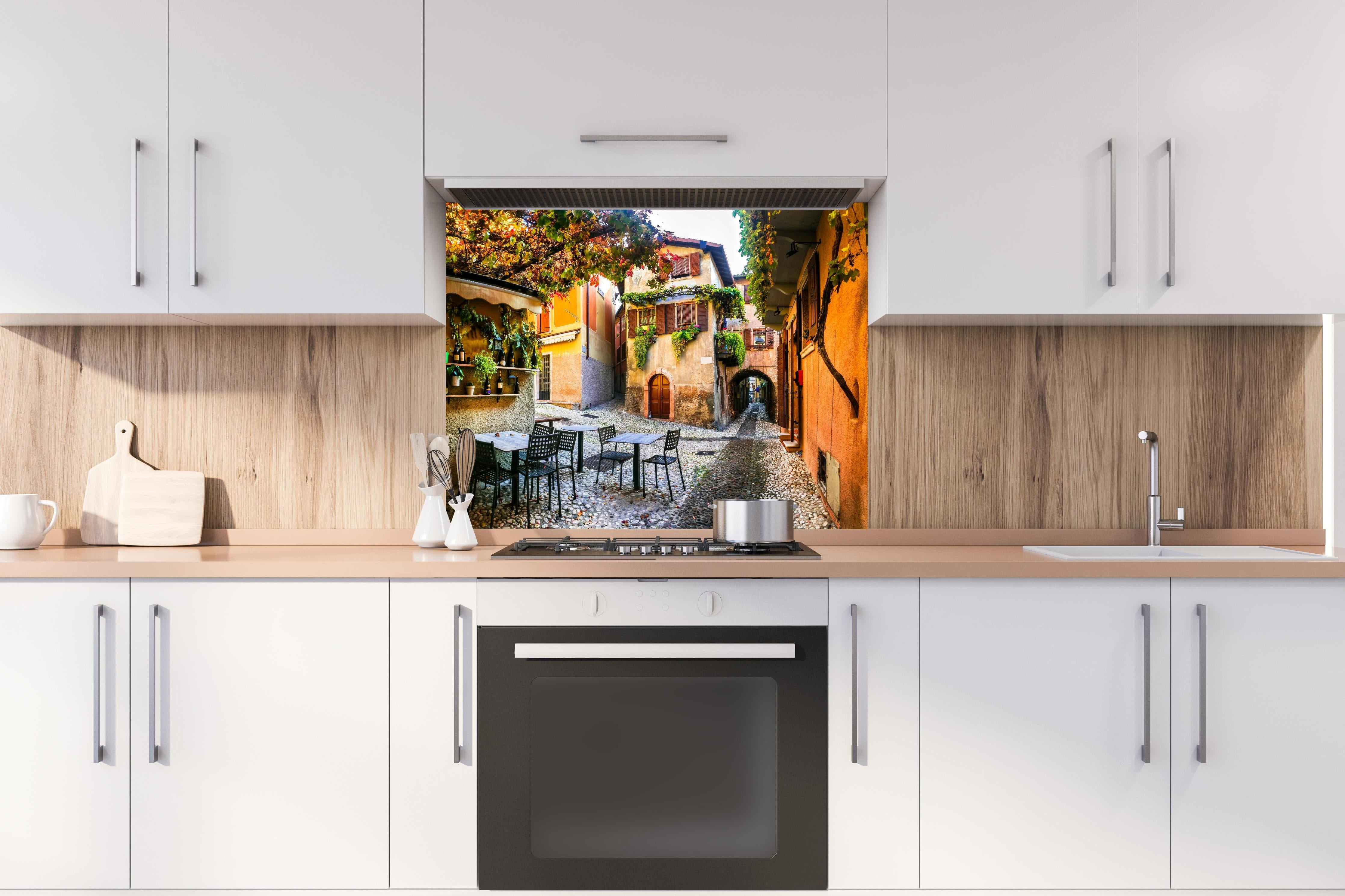 Spritzschutz - Bezaubernde alte Gasse in Malcesine hinter einem Cerankochfeld zwischen Holz-Kochutensilien