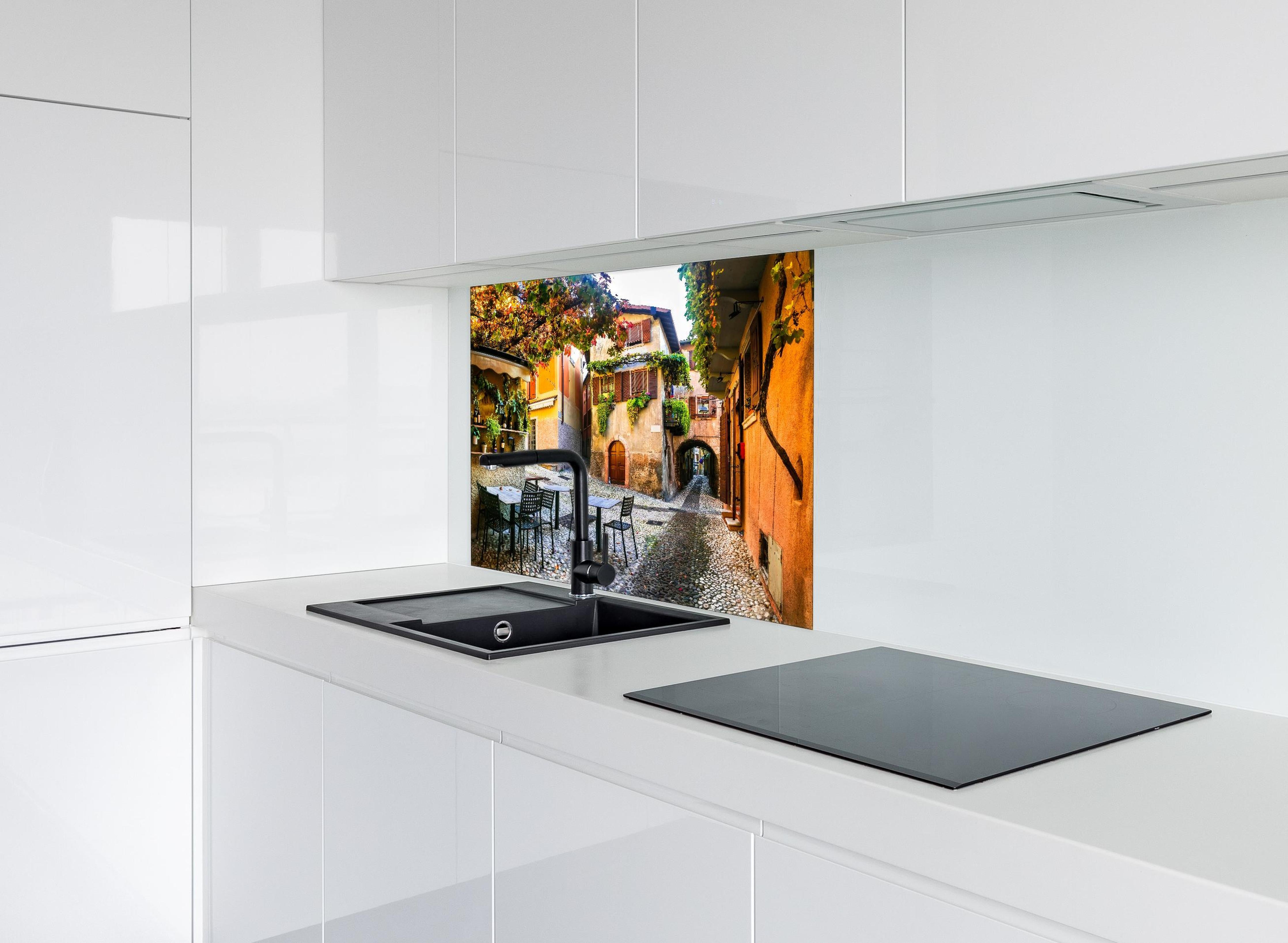 Spritzschutz - Bezaubernde alte Gasse in Malcesine hinter einem Cerankochfeld zwischen Holz-Kochutensilien