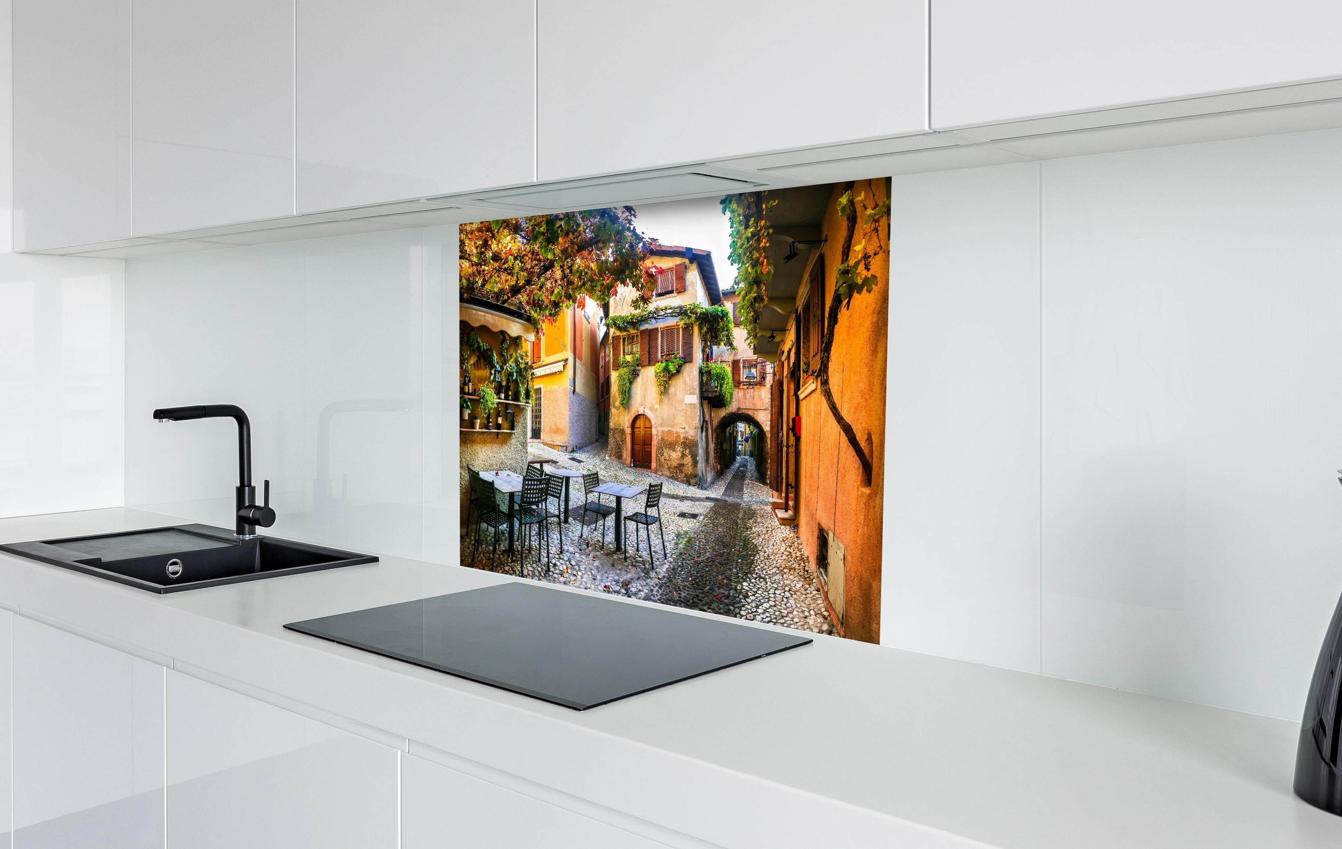 Spritzschutz - Bezaubernde alte Gasse in Malcesine hinter einem Cerankochfeld zwischen Holz-Kochutensilien