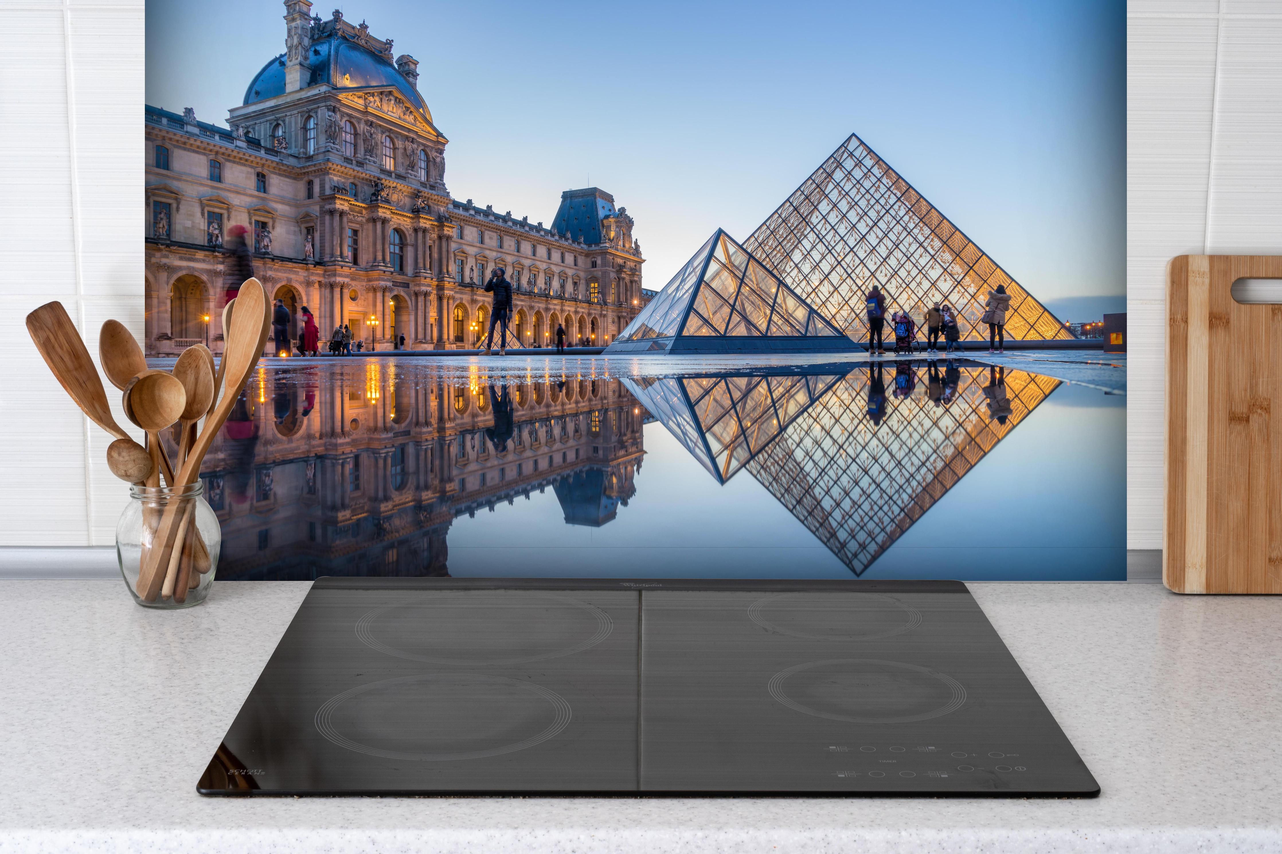 Spritzschutz - Bezaubernder Blick auf das Louvre-Museum hinter einem Cerankochfeld zwischen Holz-Kochutensilien