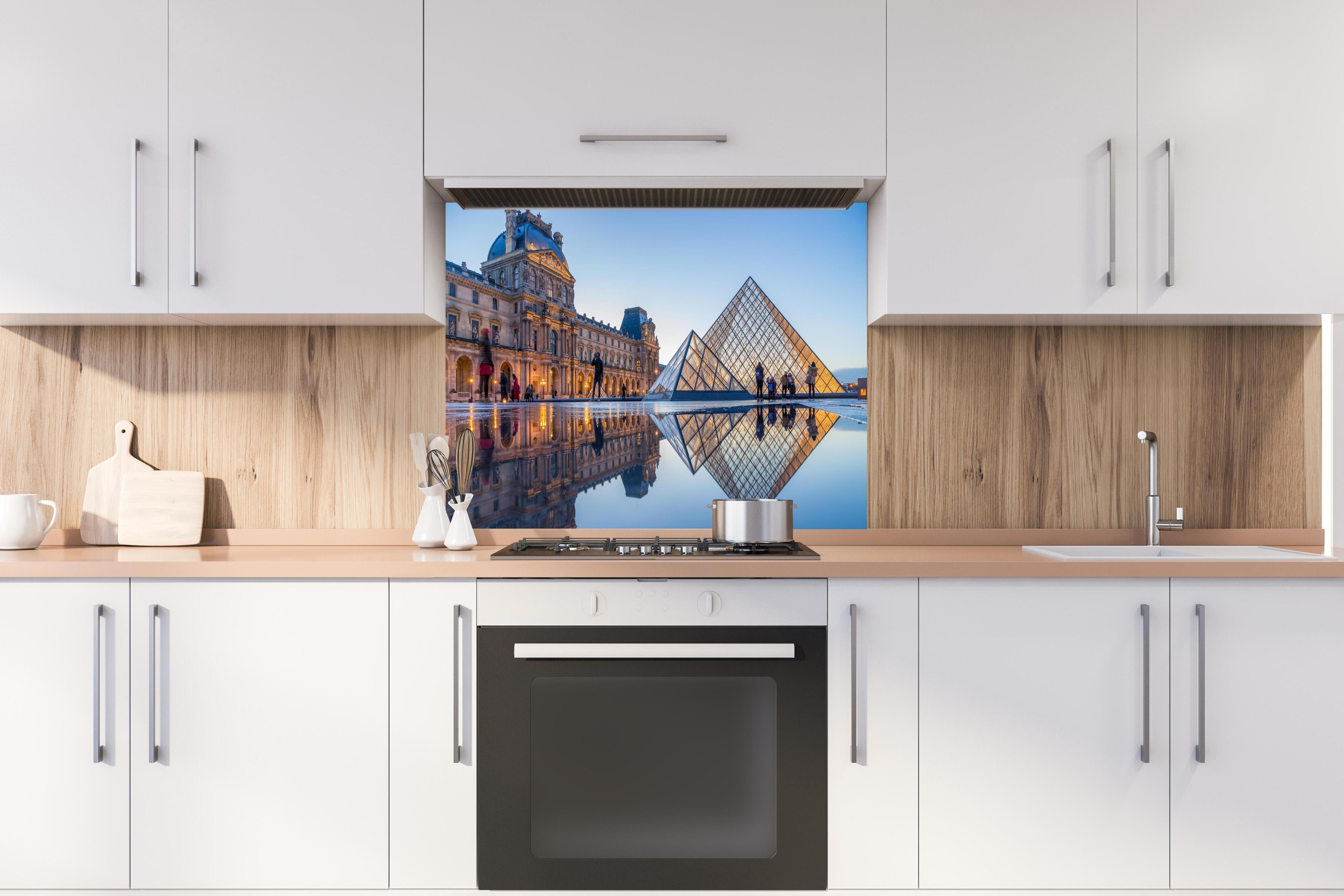 Spritzschutz - Bezaubernder Blick auf das Louvre-Museum hinter einem Cerankochfeld zwischen Holz-Kochutensilien