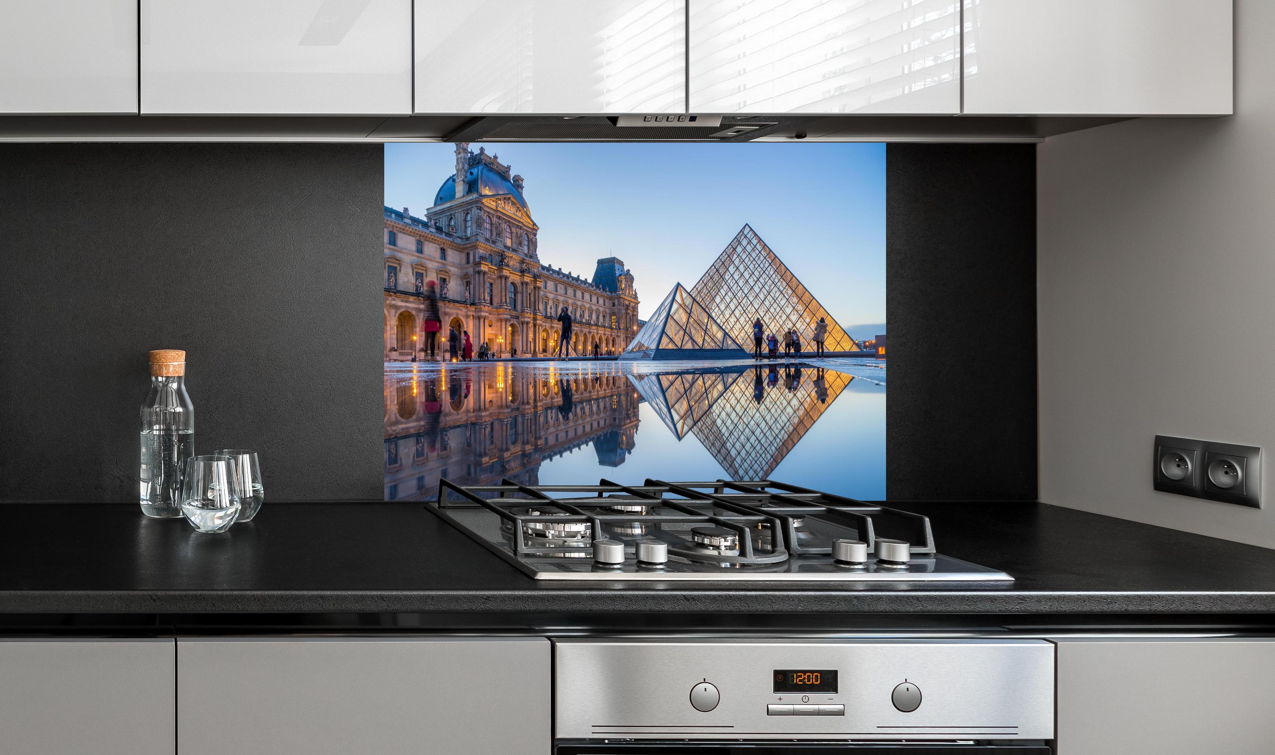 Spritzschutz - Bezaubernder Blick auf das Louvre-Museum hinter einem Cerankochfeld zwischen Holz-Kochutensilien