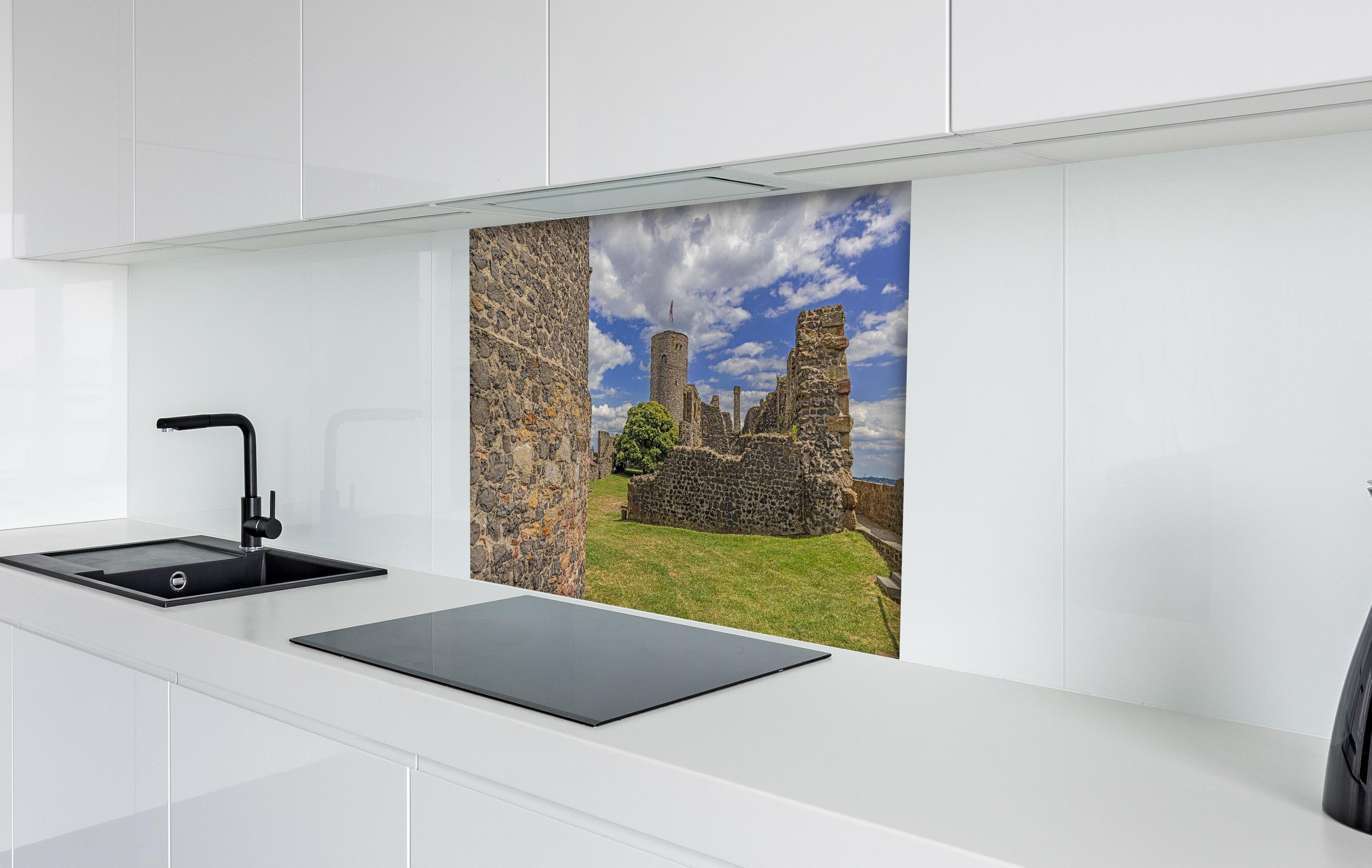 Spritzschutz - Bild von der Burgruine Münzenberg in Hessen hinter einem Cerankochfeld zwischen Holz-Kochutensilien