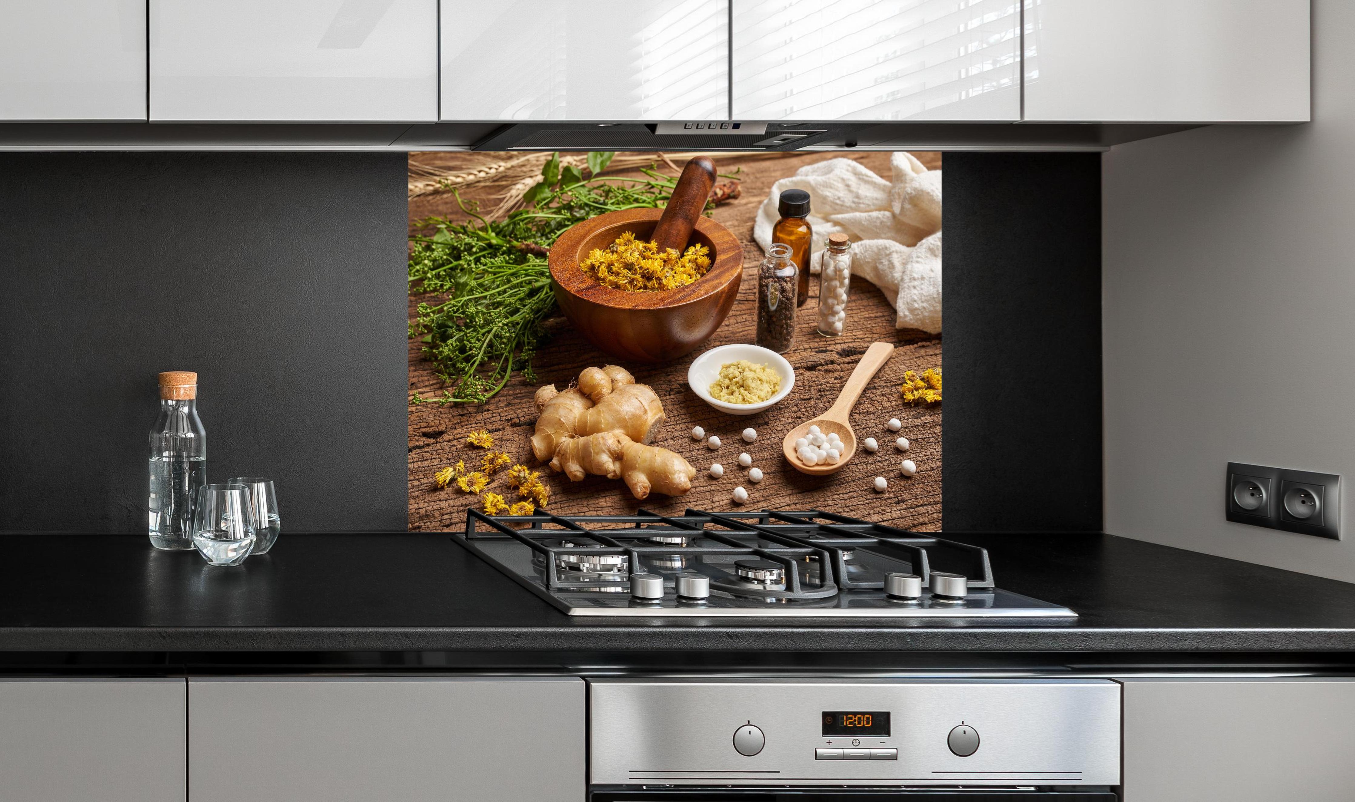 Spritzschutz - Bio Heilkräuter und Naturheilmittel Wellness hinter einem Cerankochfeld zwischen Holz-Kochutensilien