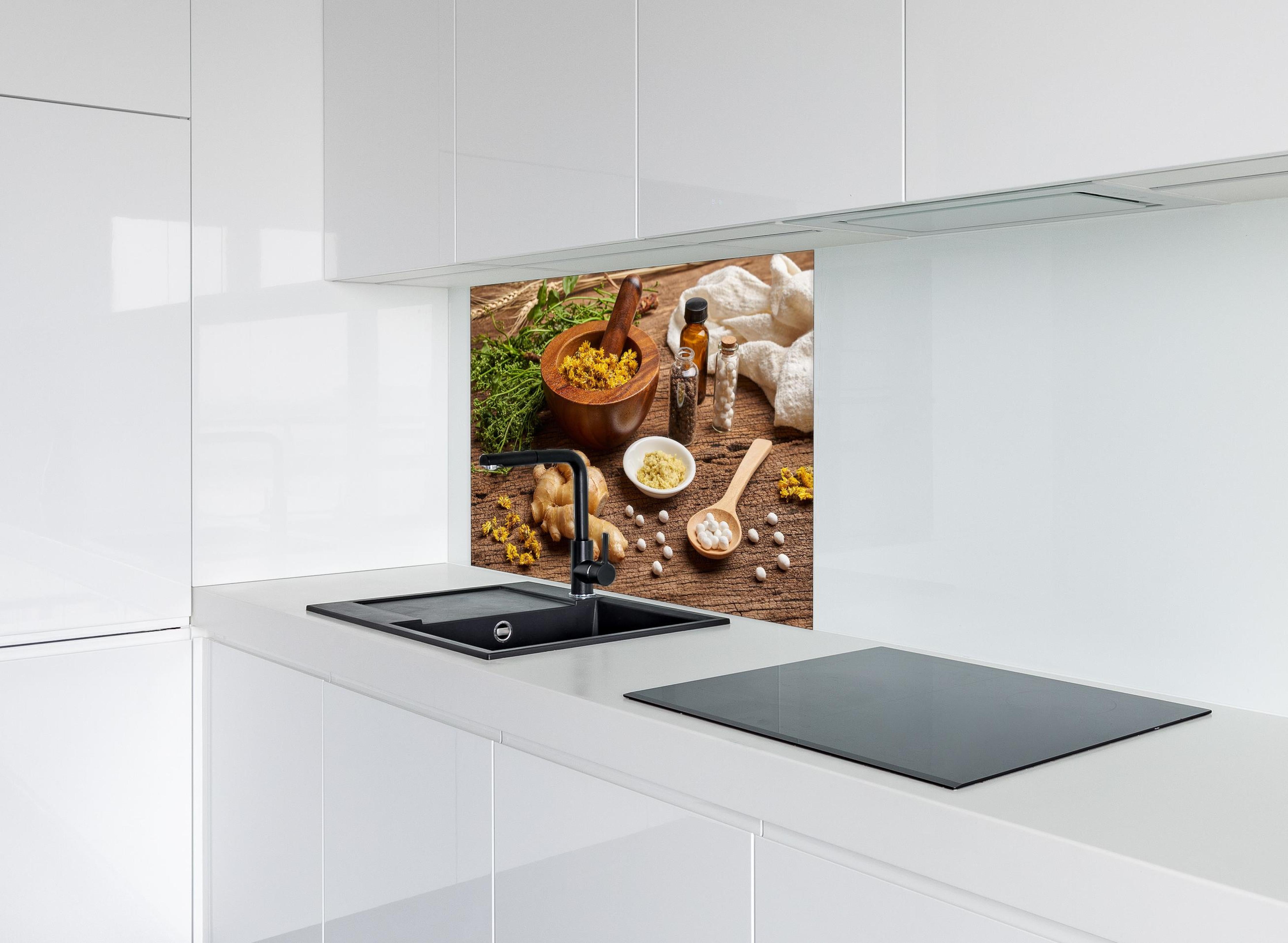 Spritzschutz - Bio Heilkräuter und Naturheilmittel Wellness hinter einem Cerankochfeld zwischen Holz-Kochutensilien