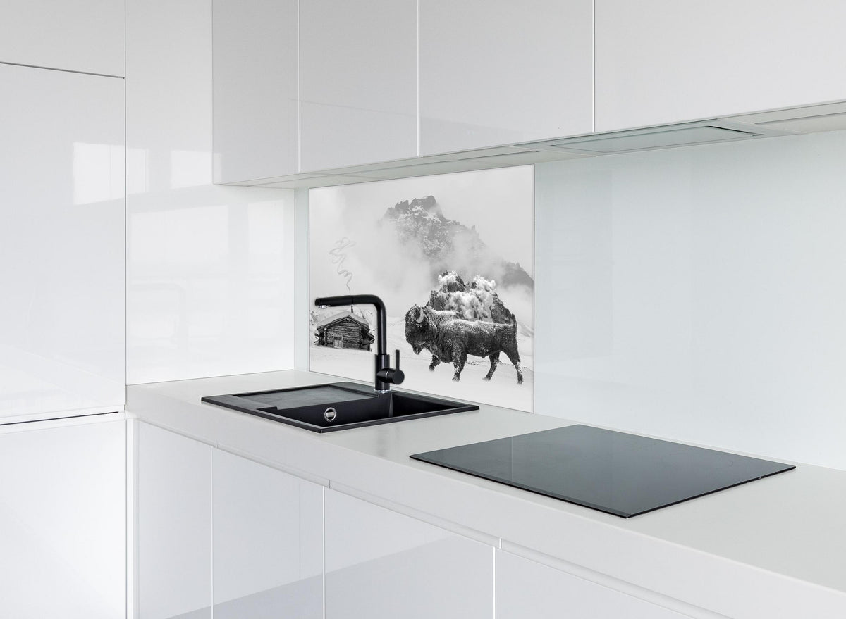 Spritzschutz - Bison vor Winterlandschaft in Monochrom hinter einem Cerankochfeld zwischen Holz-Kochutensilien