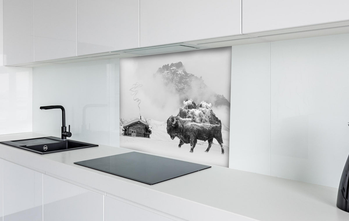 Spritzschutz - Bison vor Winterlandschaft in Monochrom hinter einem Cerankochfeld zwischen Holz-Kochutensilien