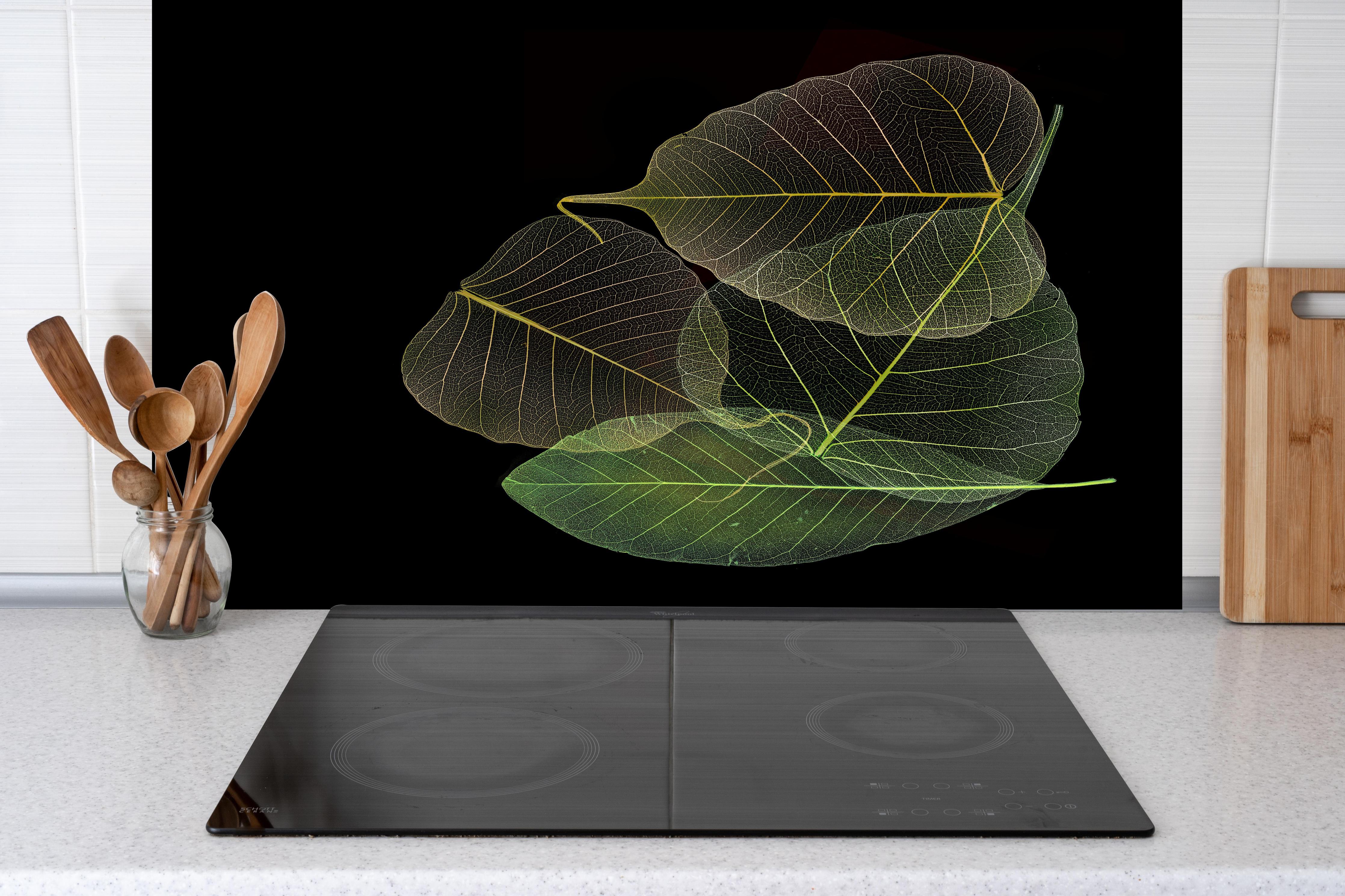 Spritzschutz - Blätter Textur Muster 5 hinter einem Cerankochfeld zwischen Holz-Kochutensilien