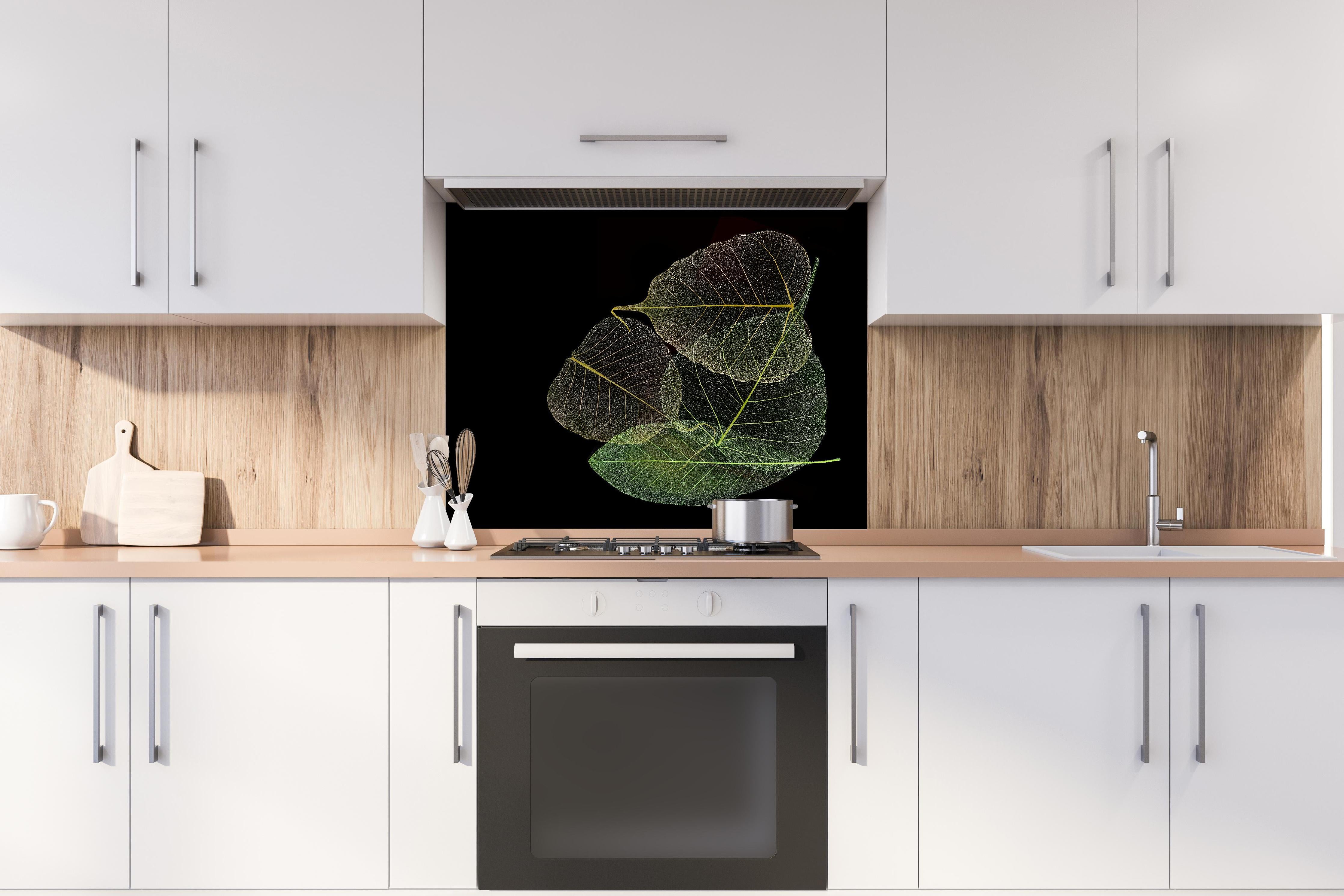 Spritzschutz - Blätter Textur Muster 5 hinter einem Cerankochfeld zwischen Holz-Kochutensilien
