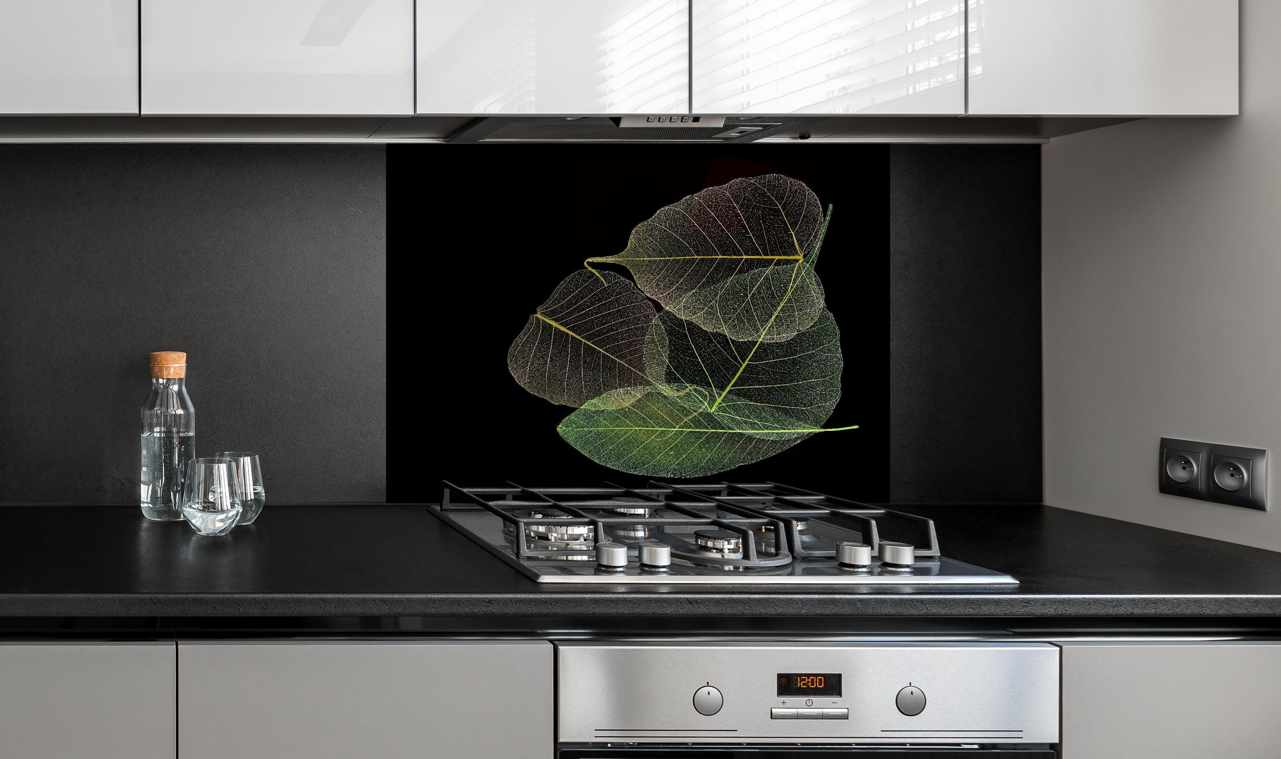 Spritzschutz - Blätter Textur Muster 5 hinter einem Cerankochfeld zwischen Holz-Kochutensilien