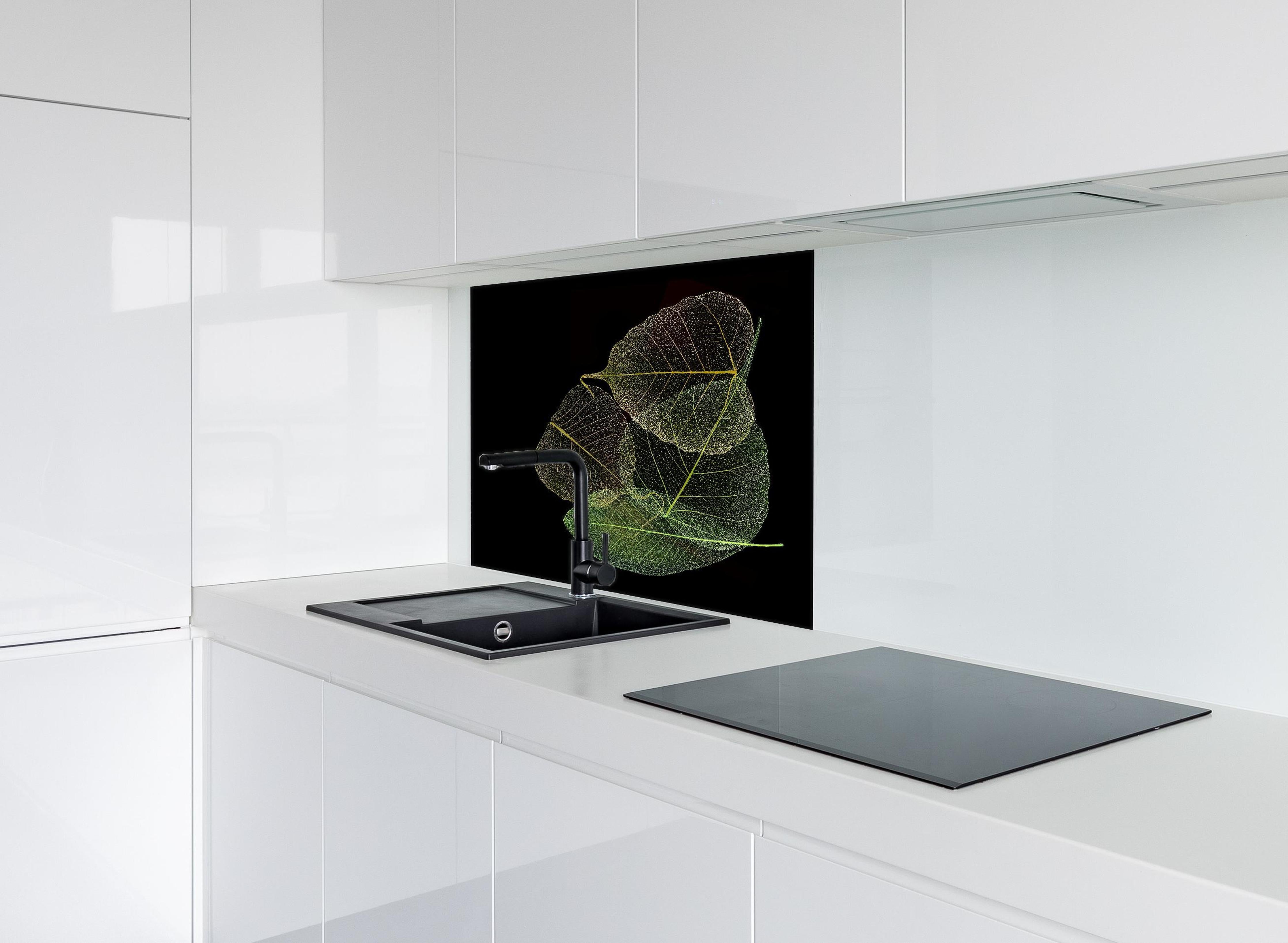 Spritzschutz - Blätter Textur Muster 5 hinter einem Cerankochfeld zwischen Holz-Kochutensilien