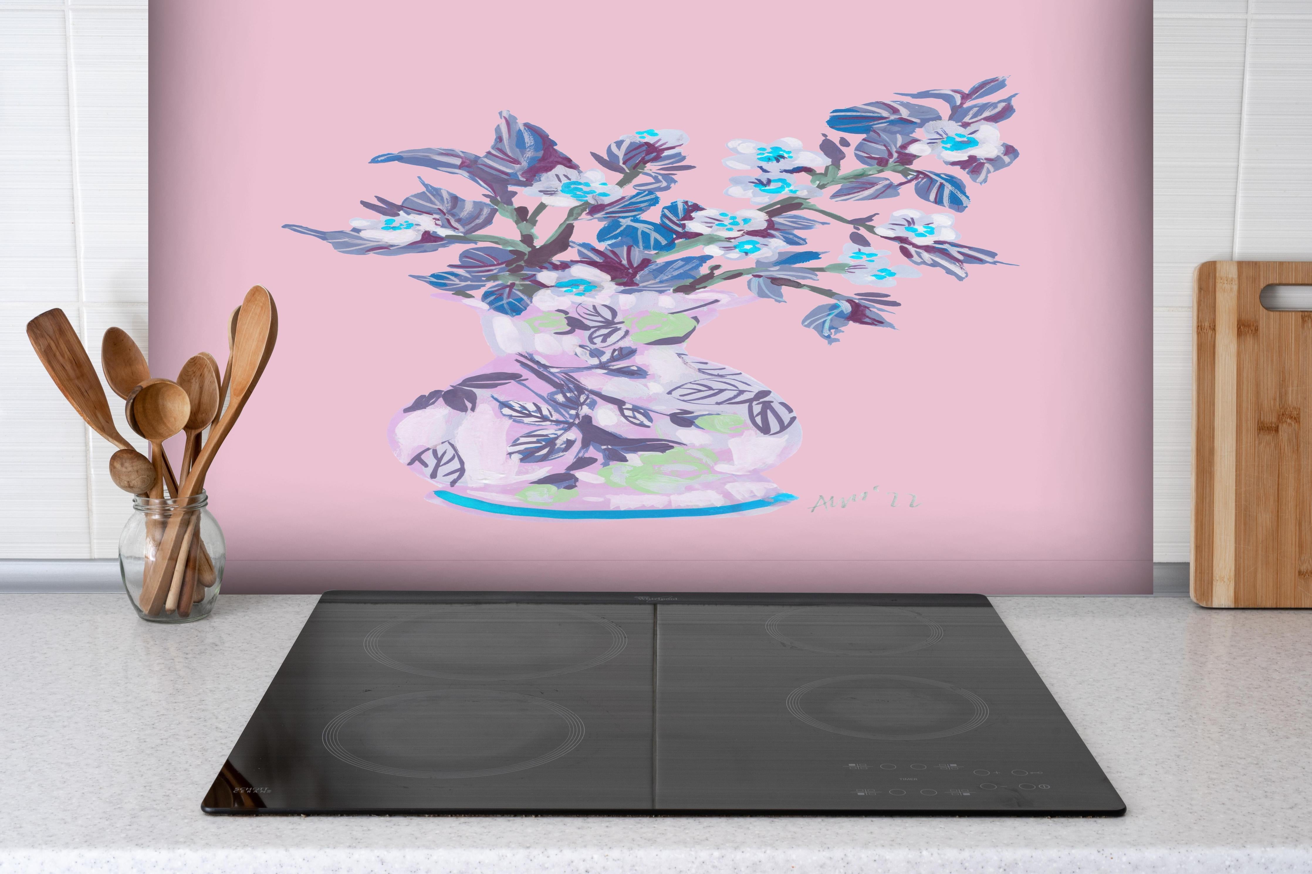 Spritzschutz - Bläuliche Apfelblüte - Gemälde hinter einem Cerankochfeld zwischen Holz-Kochutensilien