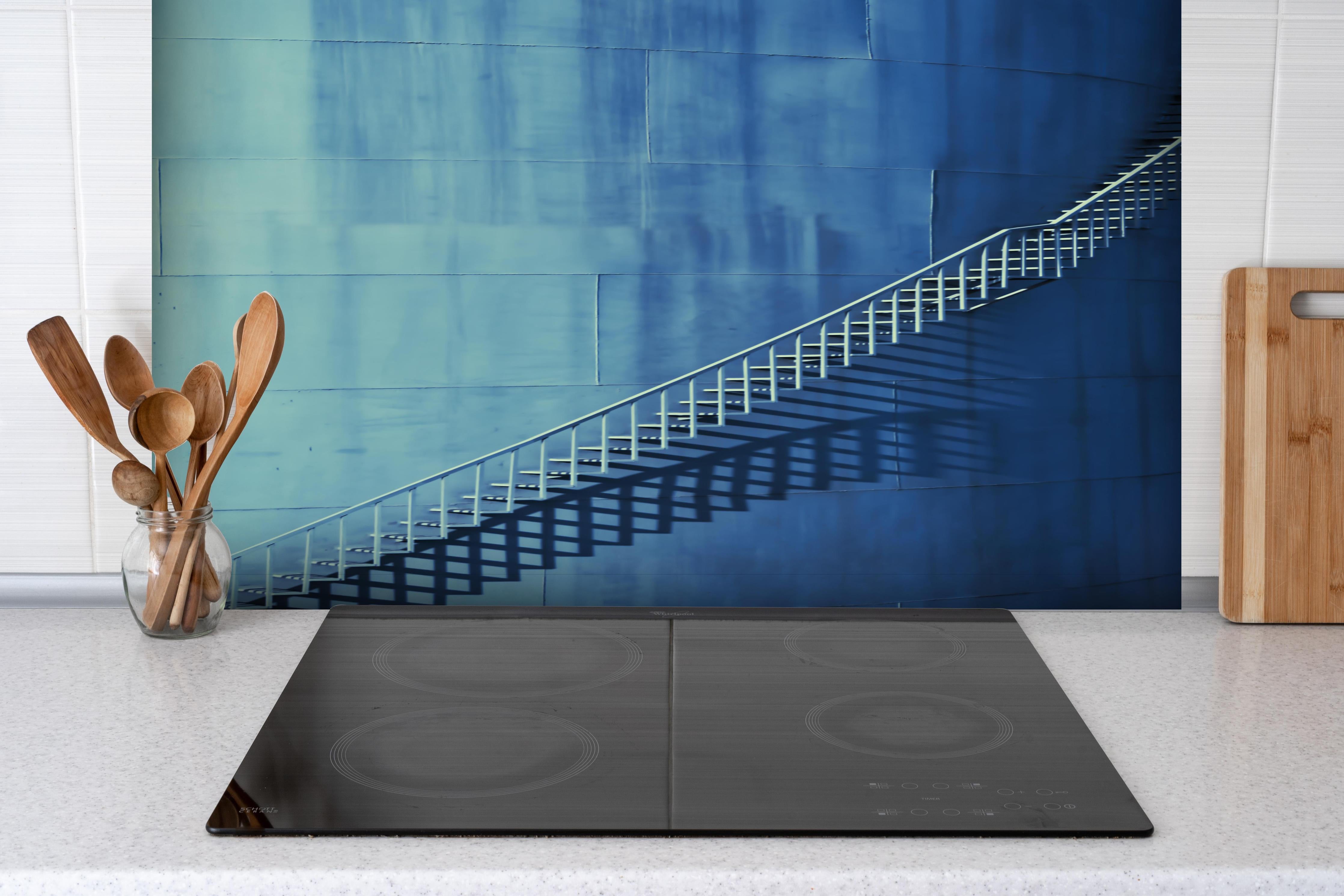 Spritzschutz - Bläuliche Architektur - Treppen hinter einem Cerankochfeld zwischen Holz-Kochutensilien