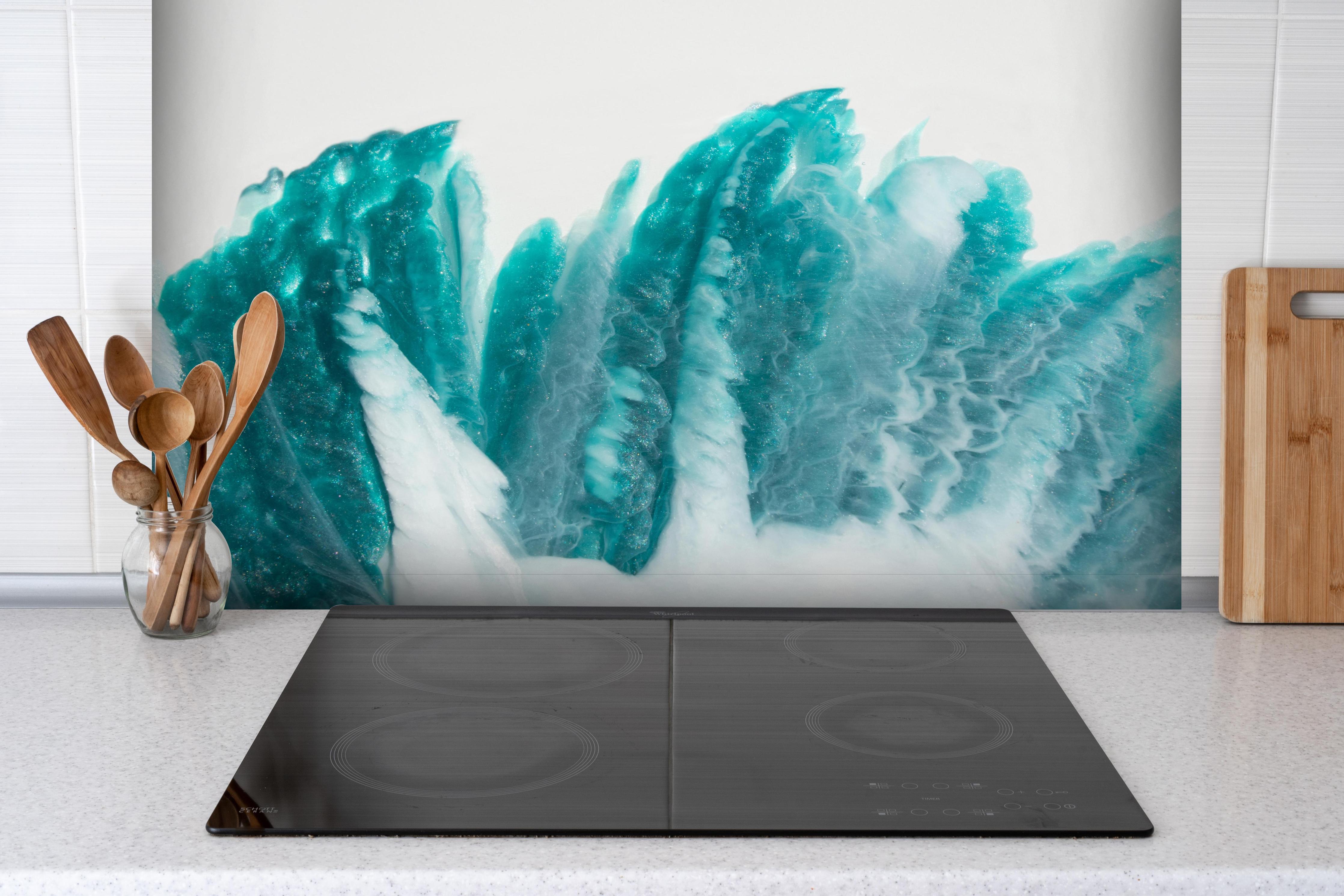 Spritzschutz - Bläuliche Flüssigkunst - Abstrakt hinter einem Cerankochfeld zwischen Holz-Kochutensilien