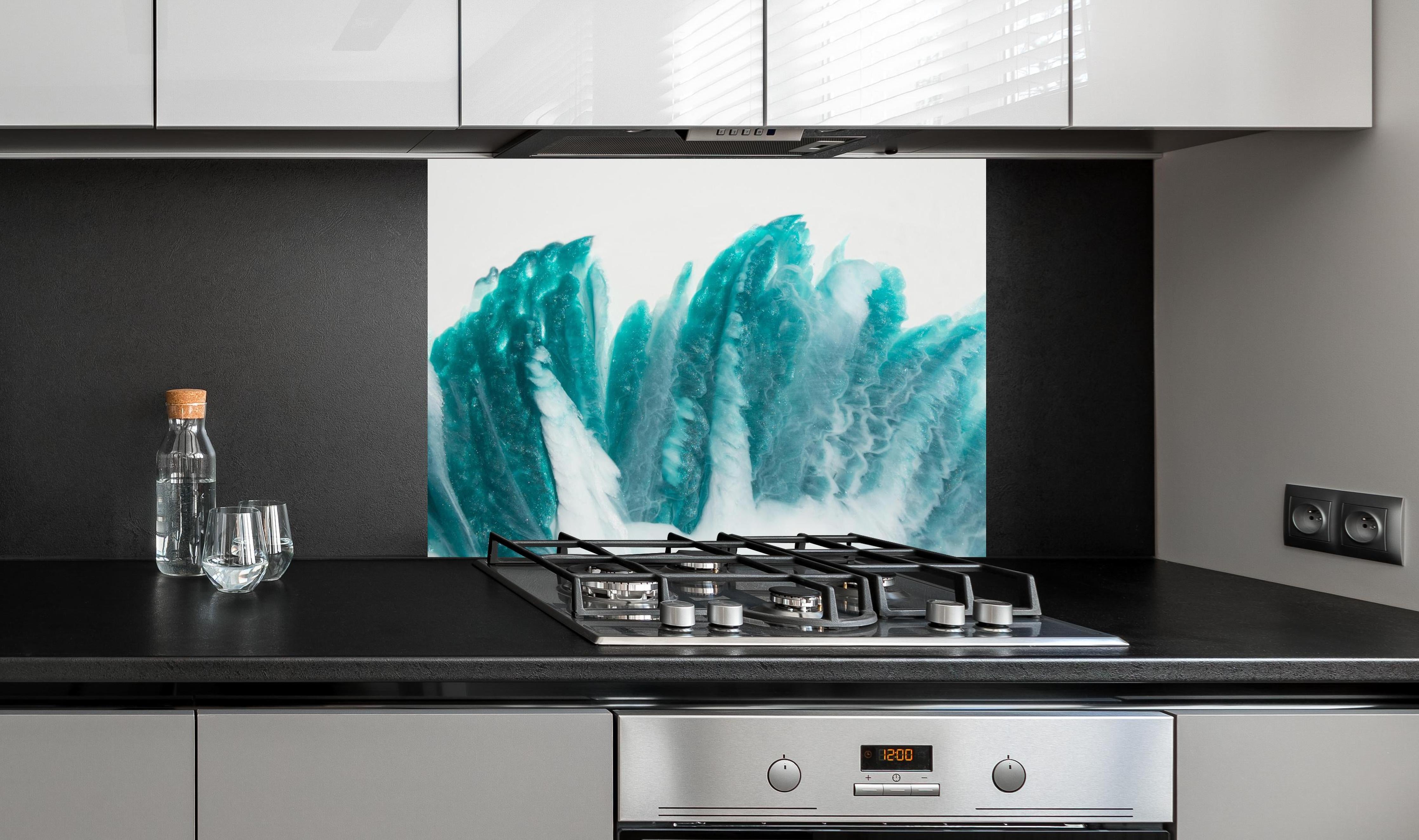 Spritzschutz - Bläuliche Flüssigkunst - Abstrakt hinter einem Cerankochfeld zwischen Holz-Kochutensilien