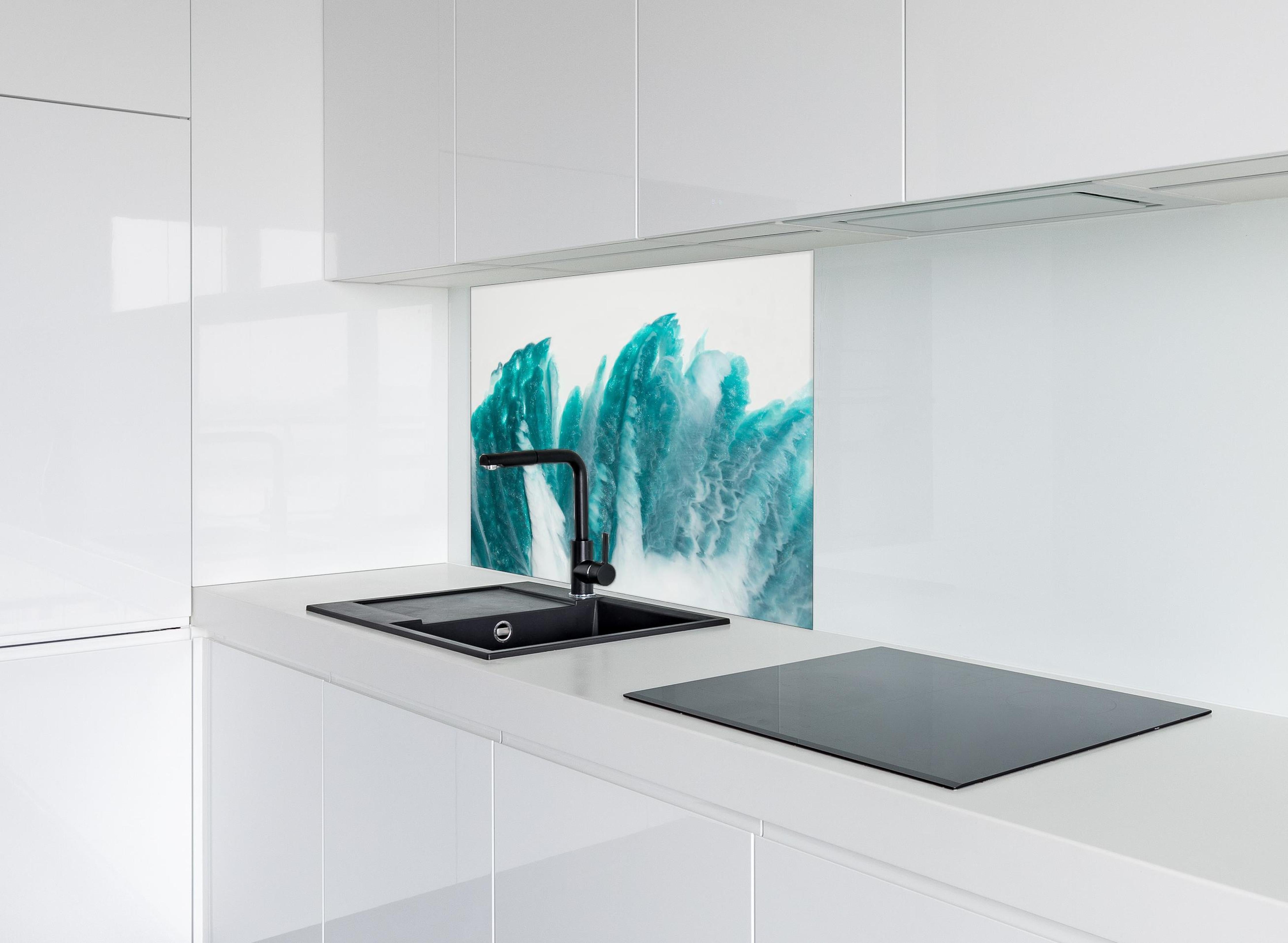 Spritzschutz - Bläuliche Flüssigkunst - Abstrakt hinter einem Cerankochfeld zwischen Holz-Kochutensilien