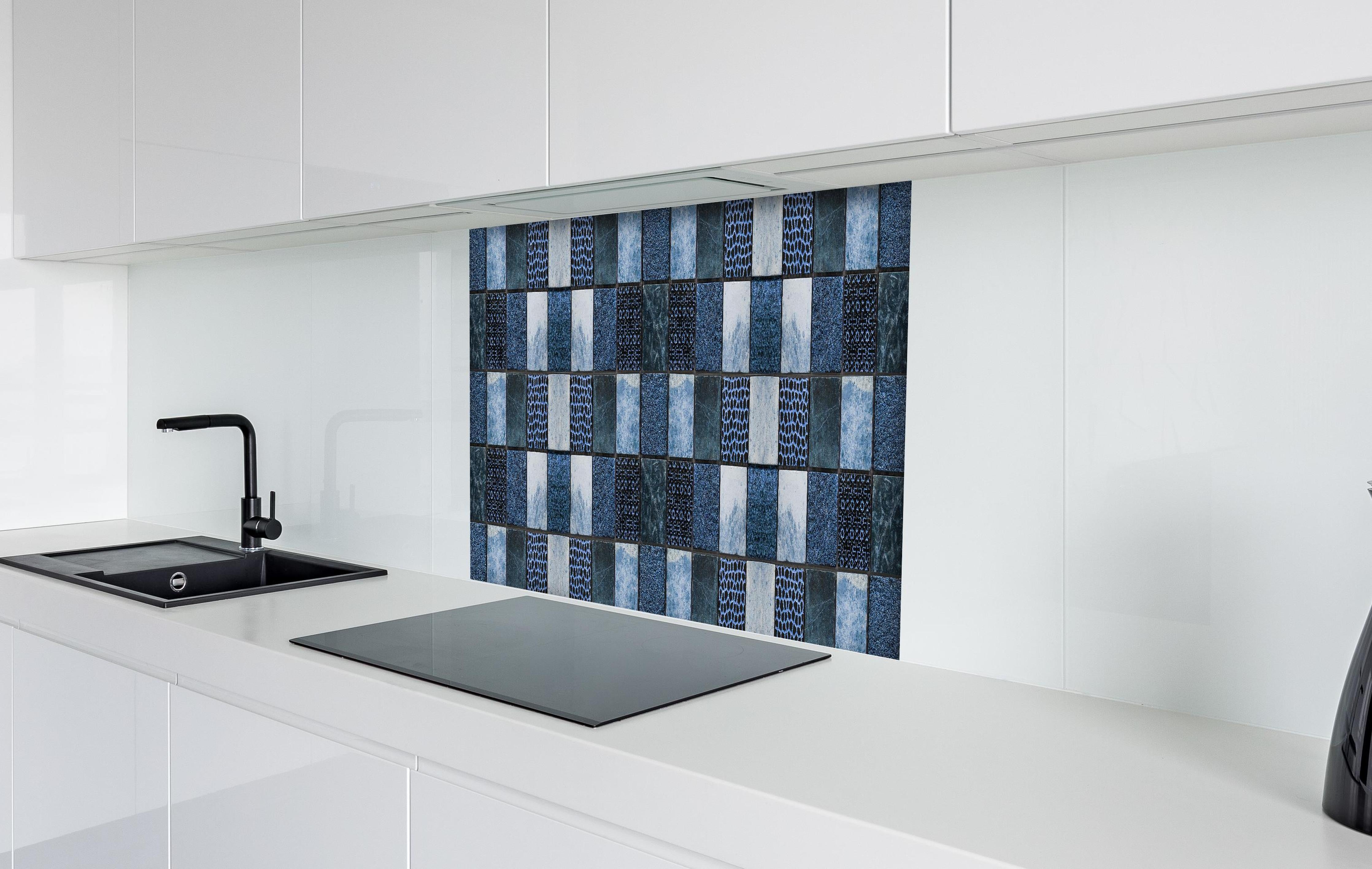Spritzschutz - Bläuliche quadratische Mosaiktextur hinter einem Cerankochfeld zwischen Holz-Kochutensilien