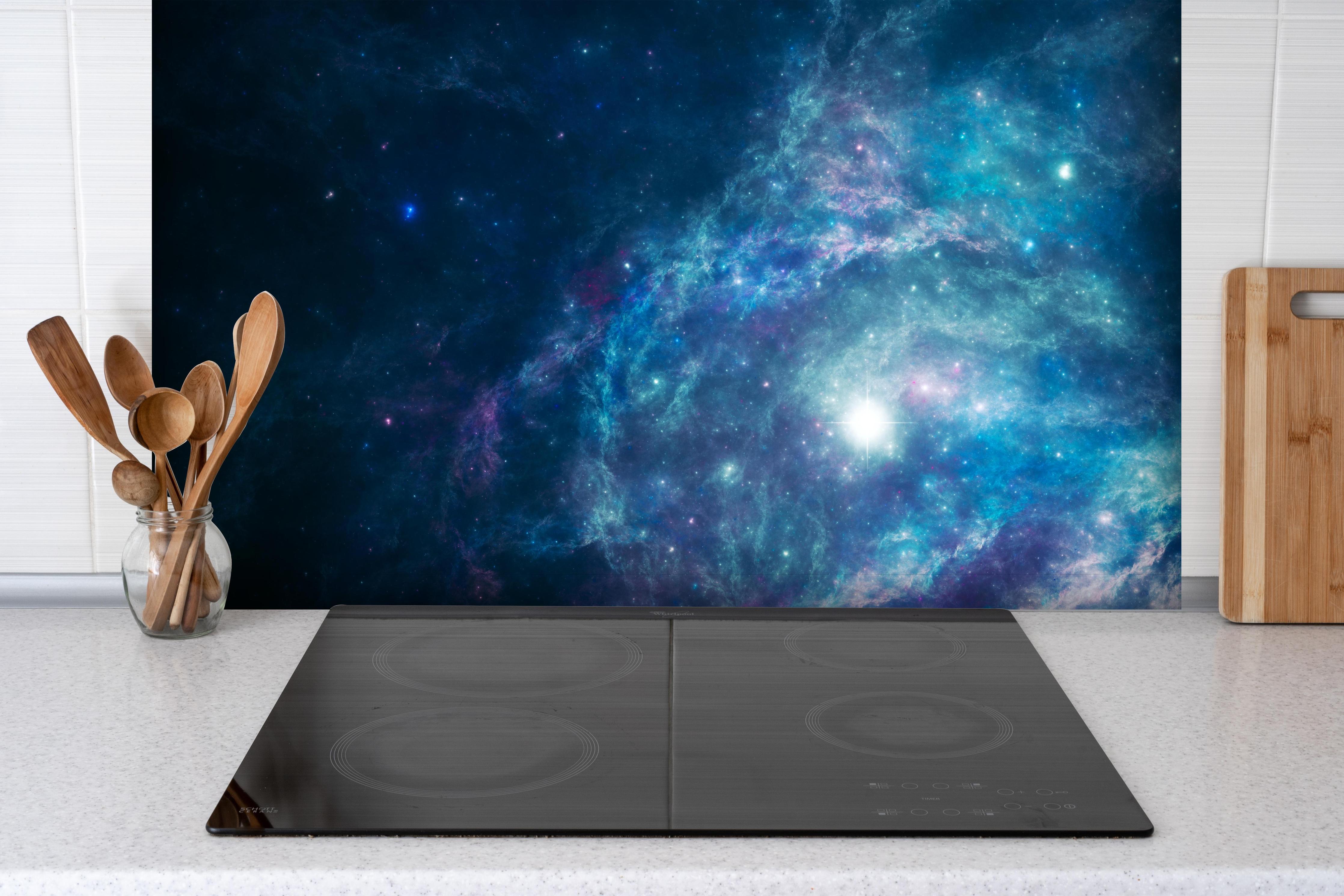 Spritzschutz - Bläulicher epischer Kosmos hinter einem Cerankochfeld zwischen Holz-Kochutensilien