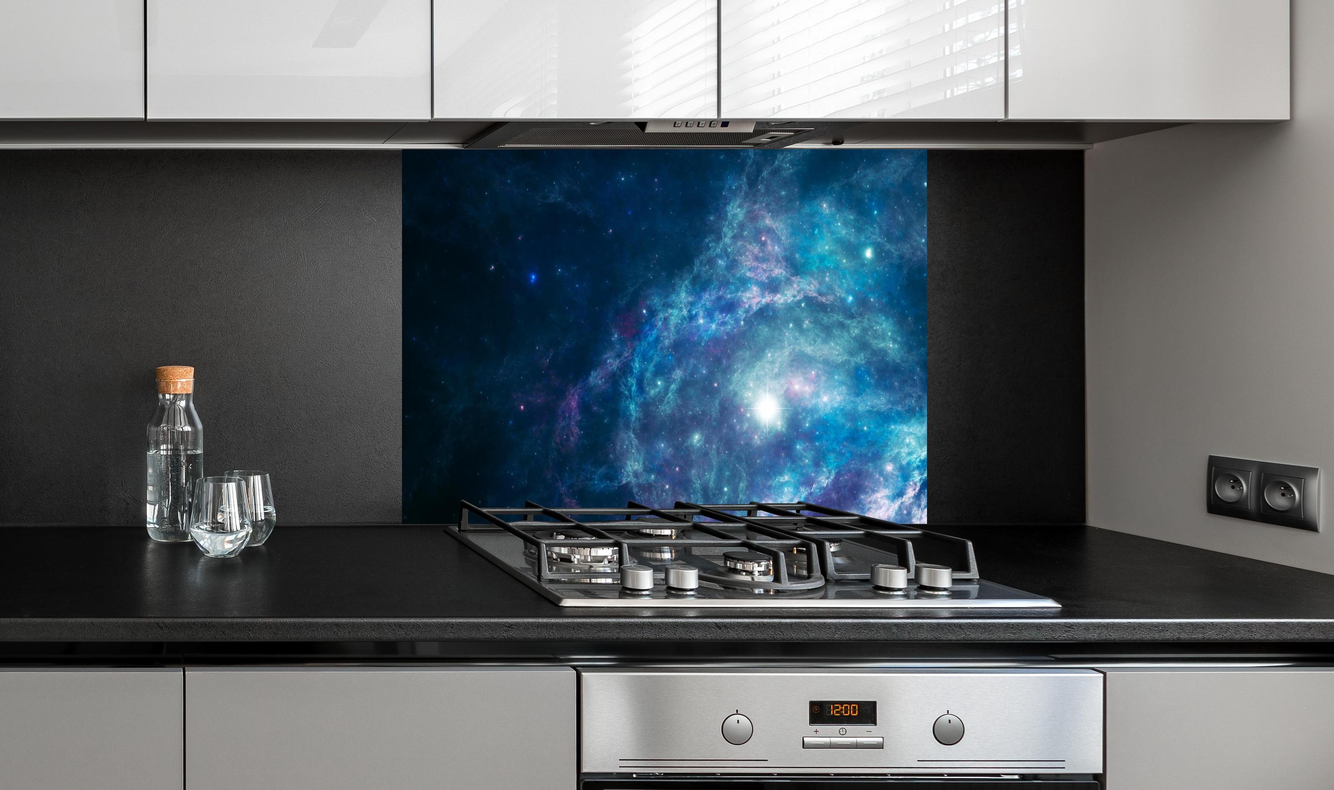 Spritzschutz - Bläulicher epischer Kosmos hinter einem Cerankochfeld zwischen Holz-Kochutensilien