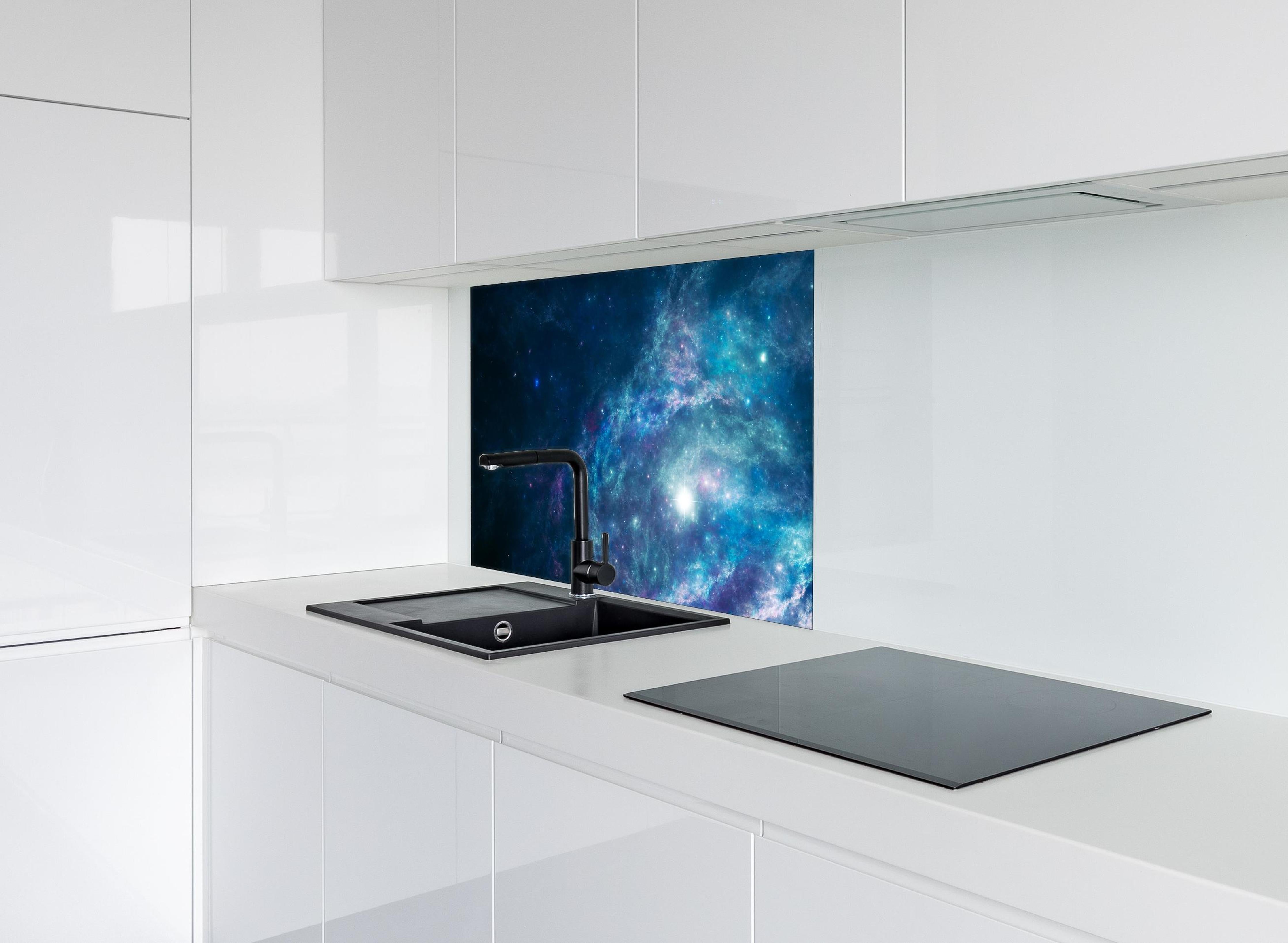 Spritzschutz - Bläulicher epischer Kosmos hinter einem Cerankochfeld zwischen Holz-Kochutensilien