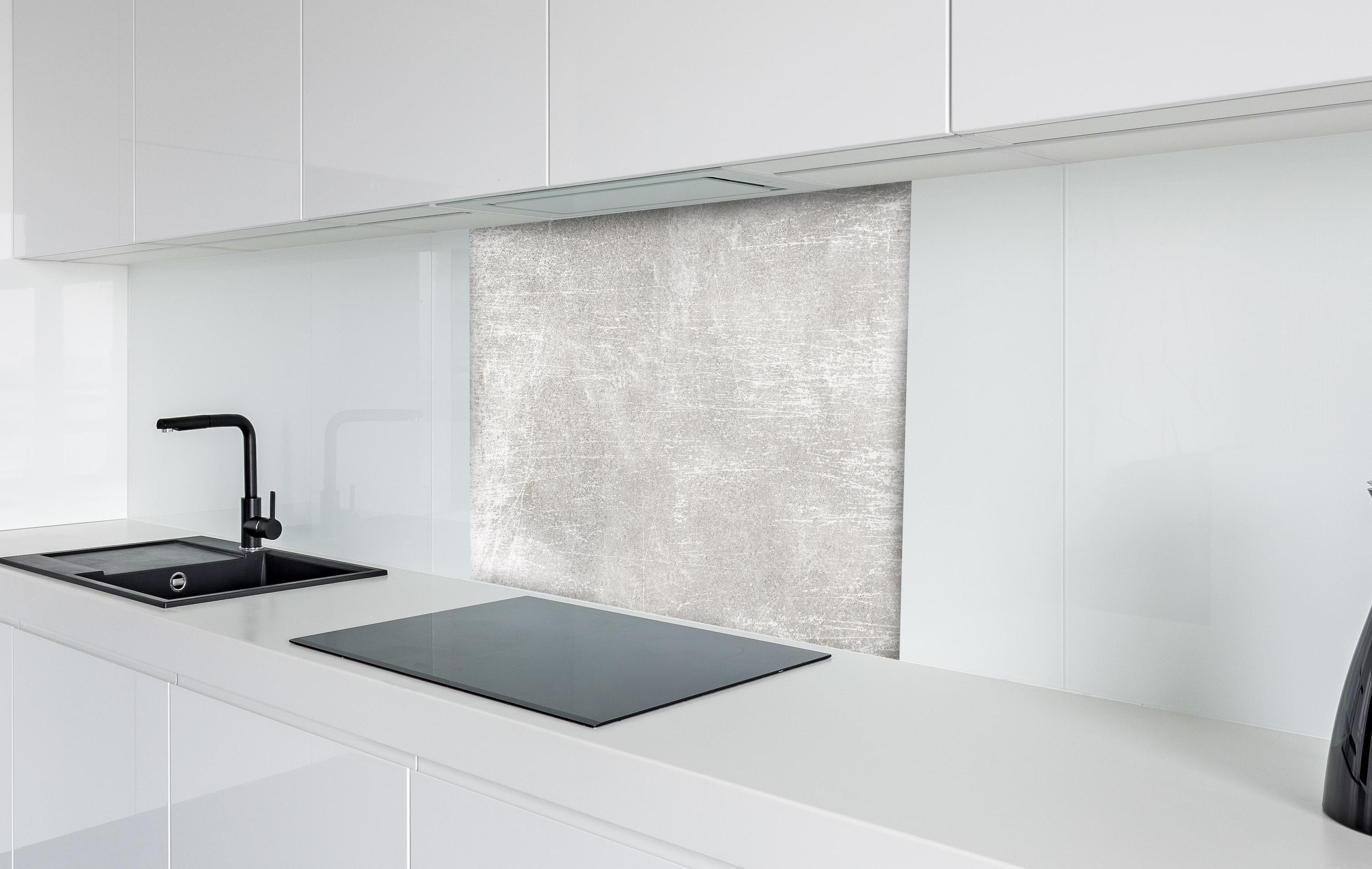 Spritzschutz - Blanker Zement Hintergrund hinter einem Cerankochfeld zwischen Holz-Kochutensilien