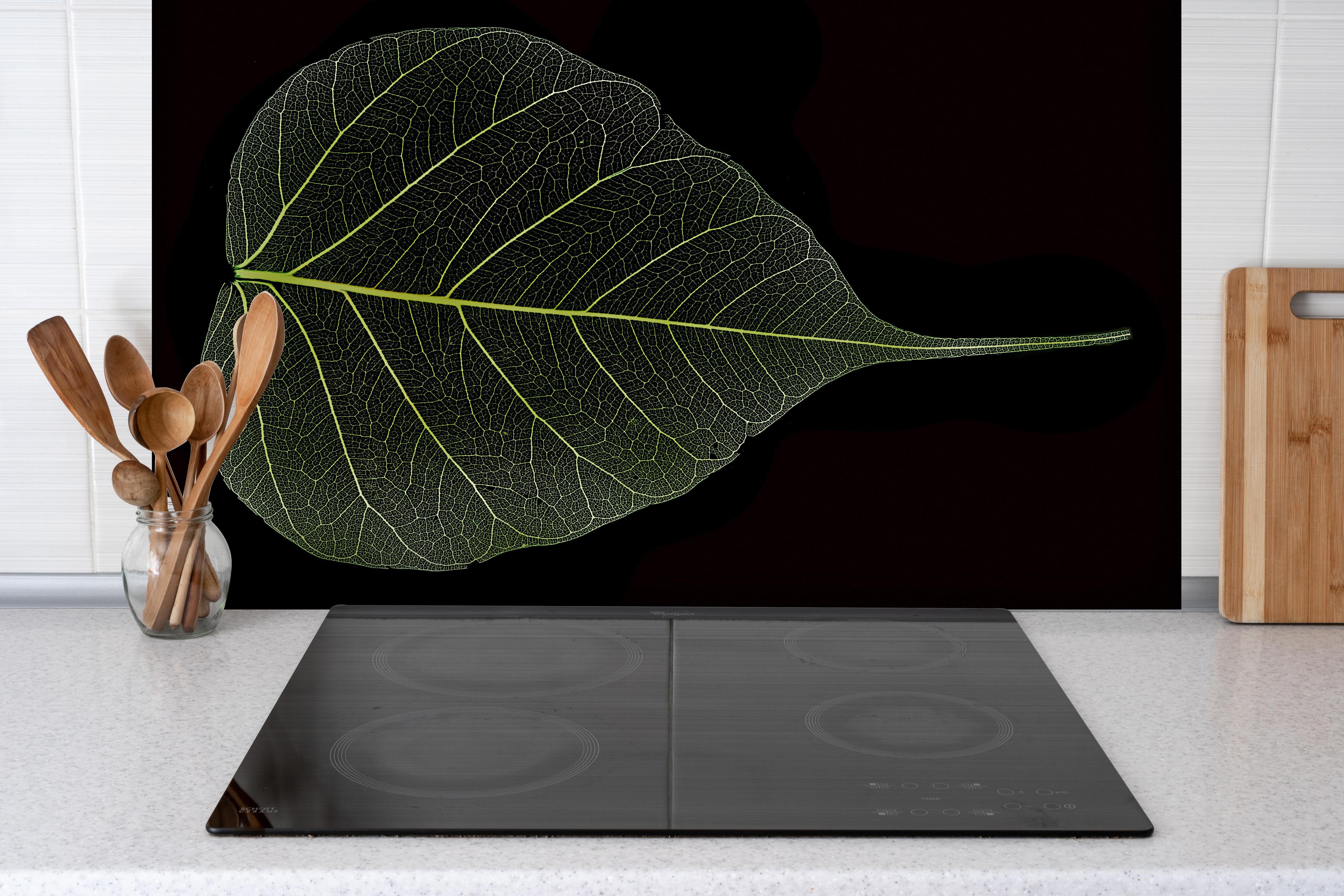 Spritzschutz - Blatt-Textur-Muster 2 hinter einem Cerankochfeld zwischen Holz-Kochutensilien