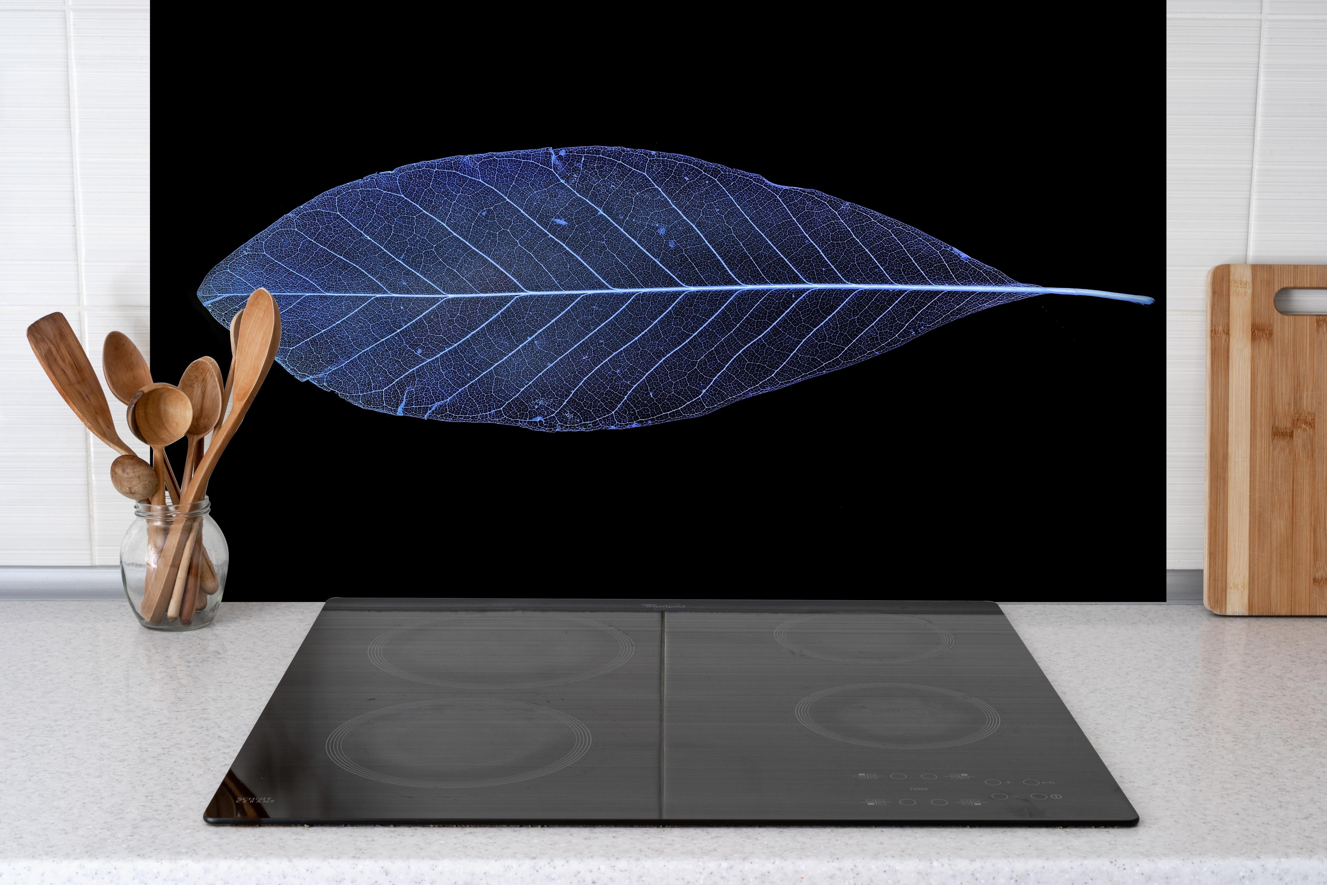 Spritzschutz - Blatt-Textur-Muster 3 hinter einem Cerankochfeld zwischen Holz-Kochutensilien