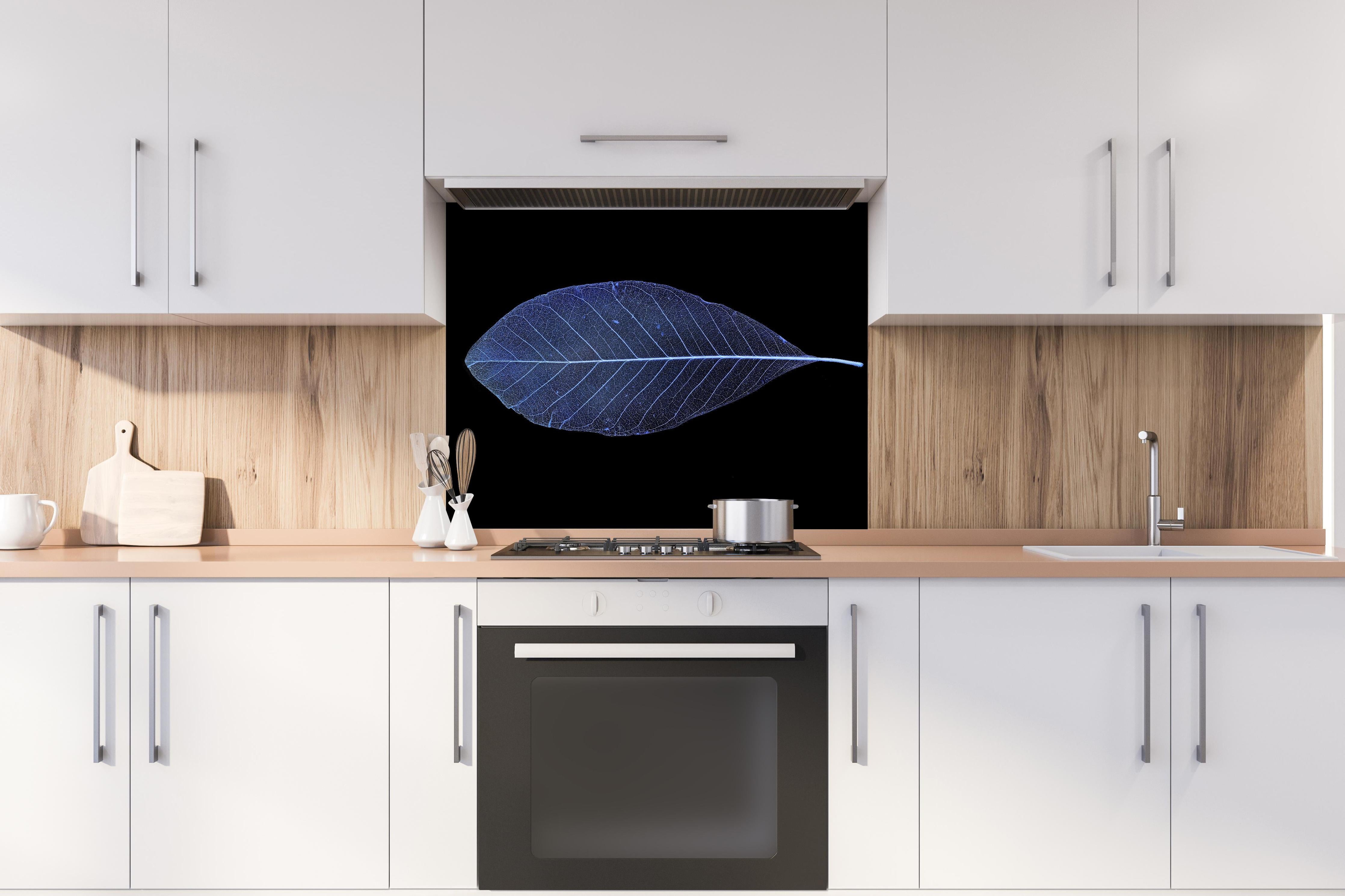 Spritzschutz - Blatt-Textur-Muster 3 hinter einem Cerankochfeld zwischen Holz-Kochutensilien