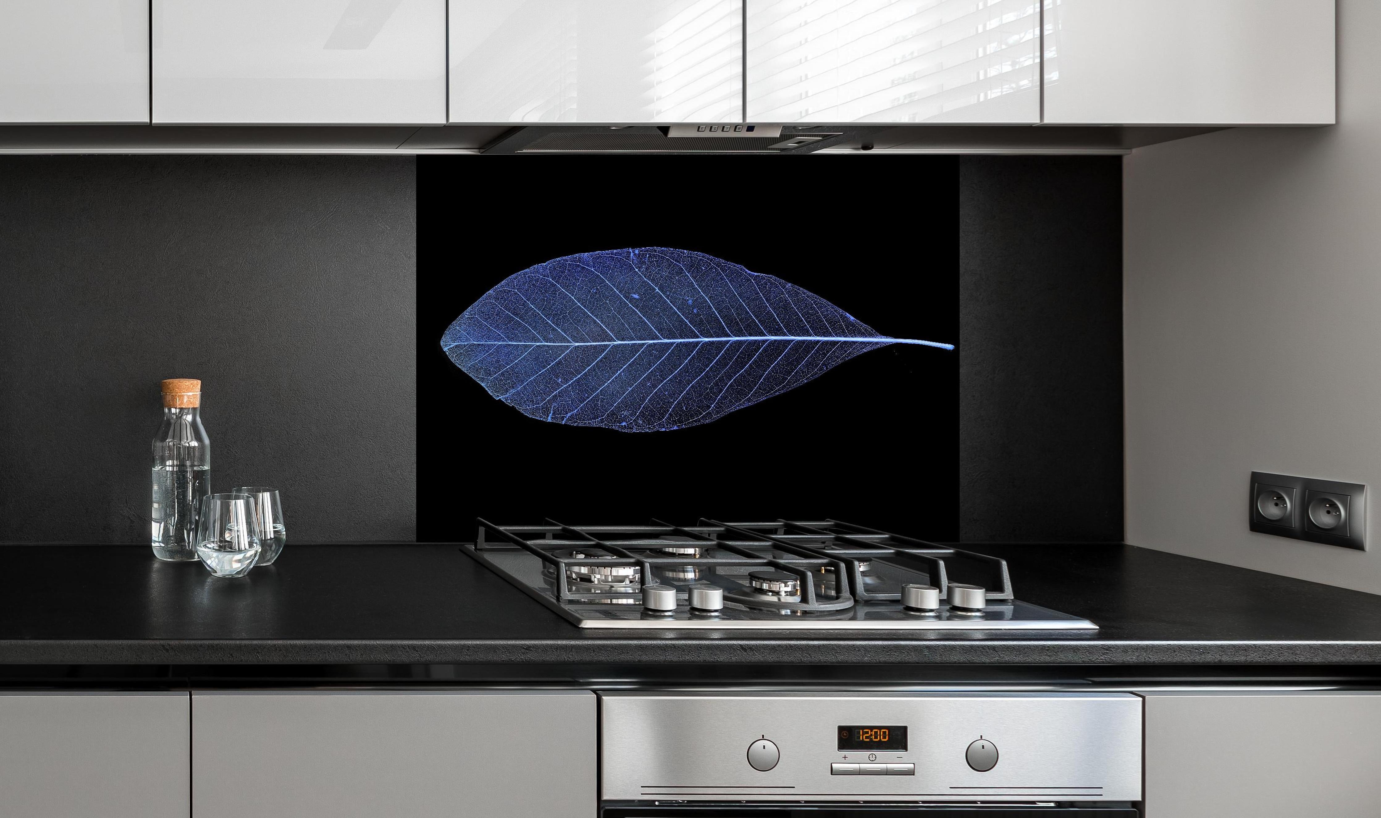 Spritzschutz - Blatt-Textur-Muster 3 hinter einem Cerankochfeld zwischen Holz-Kochutensilien