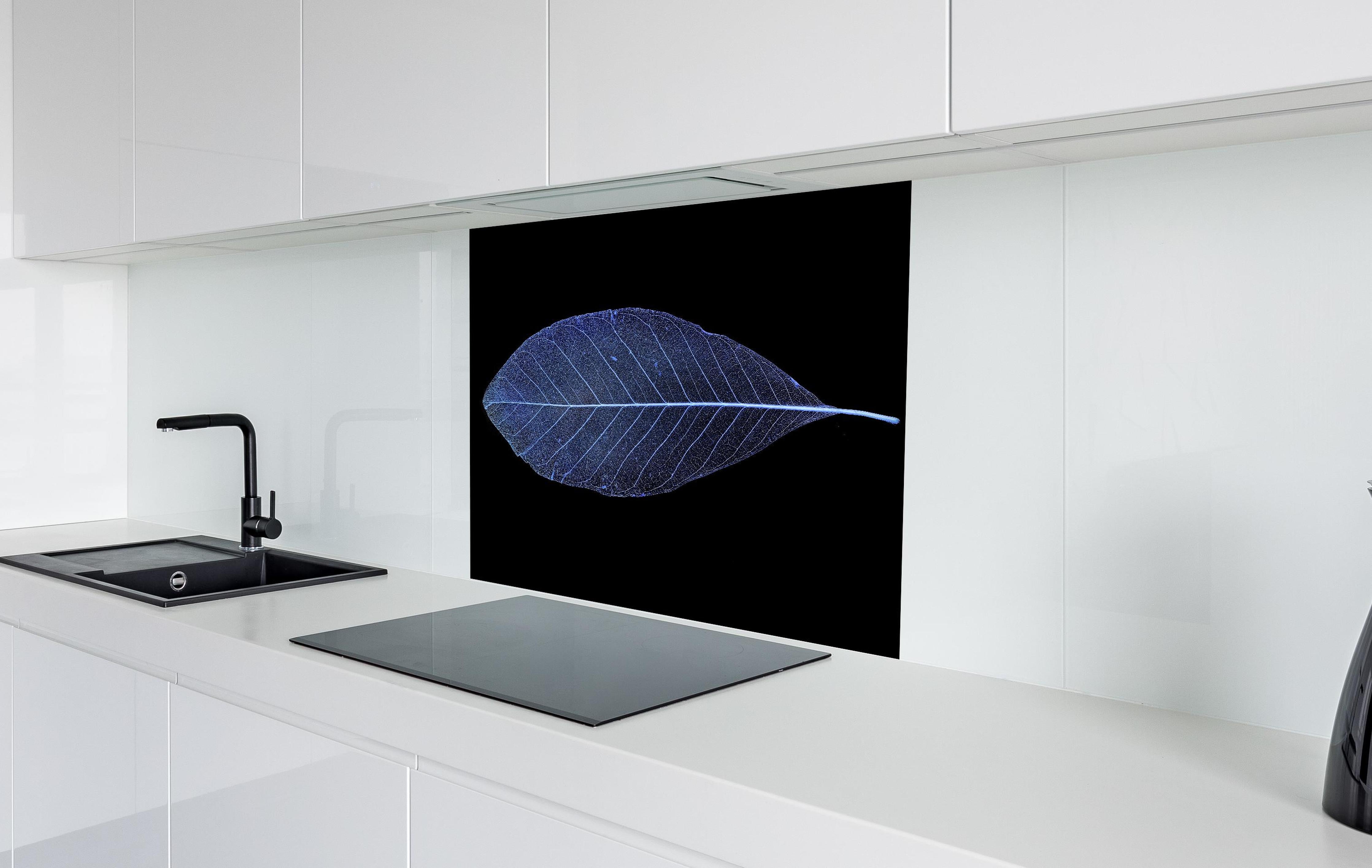 Spritzschutz - Blatt-Textur-Muster 3 hinter einem Cerankochfeld zwischen Holz-Kochutensilien