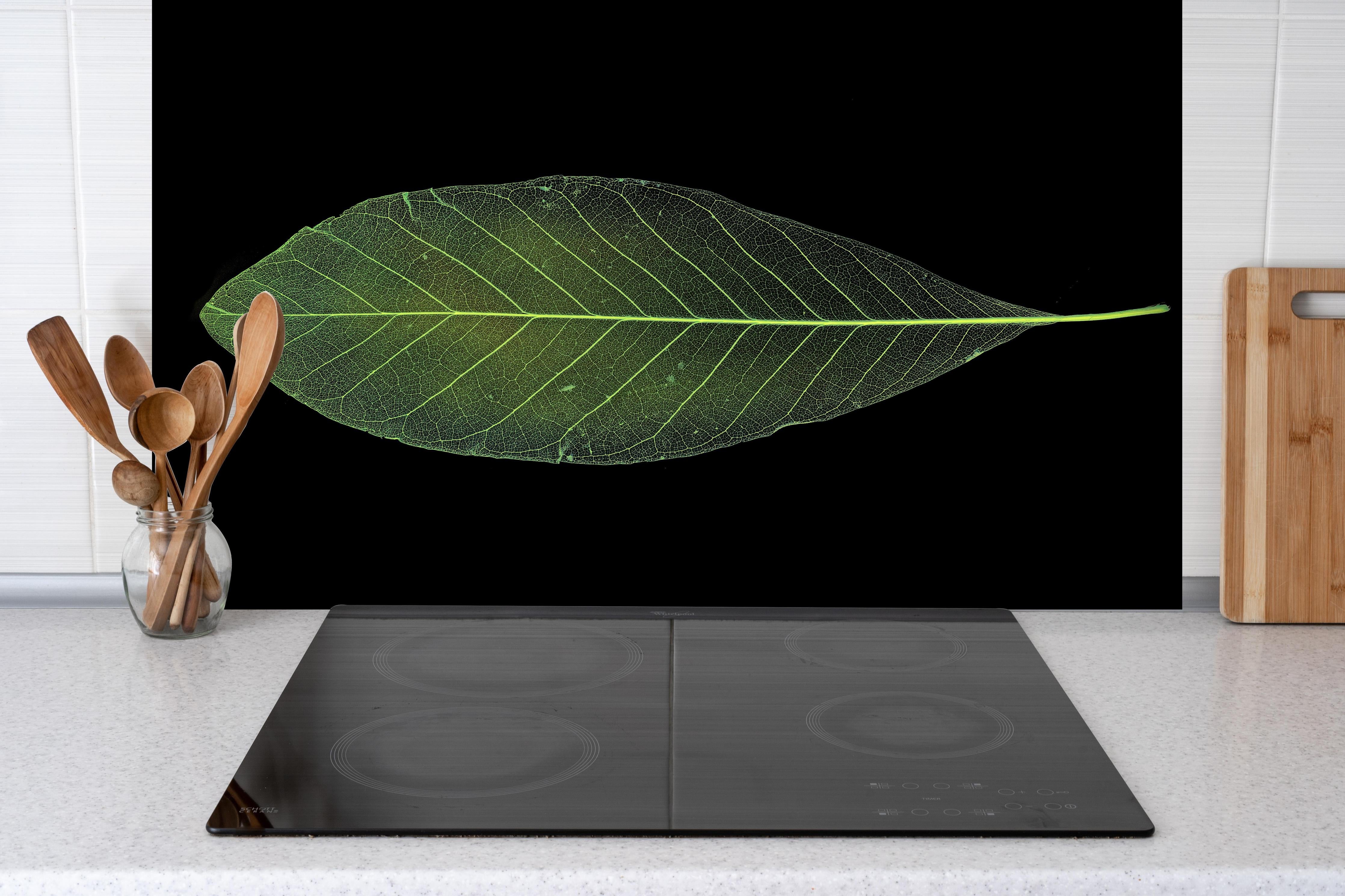 Spritzschutz - Blatt-Textur-Muster 4 hinter einem Cerankochfeld zwischen Holz-Kochutensilien