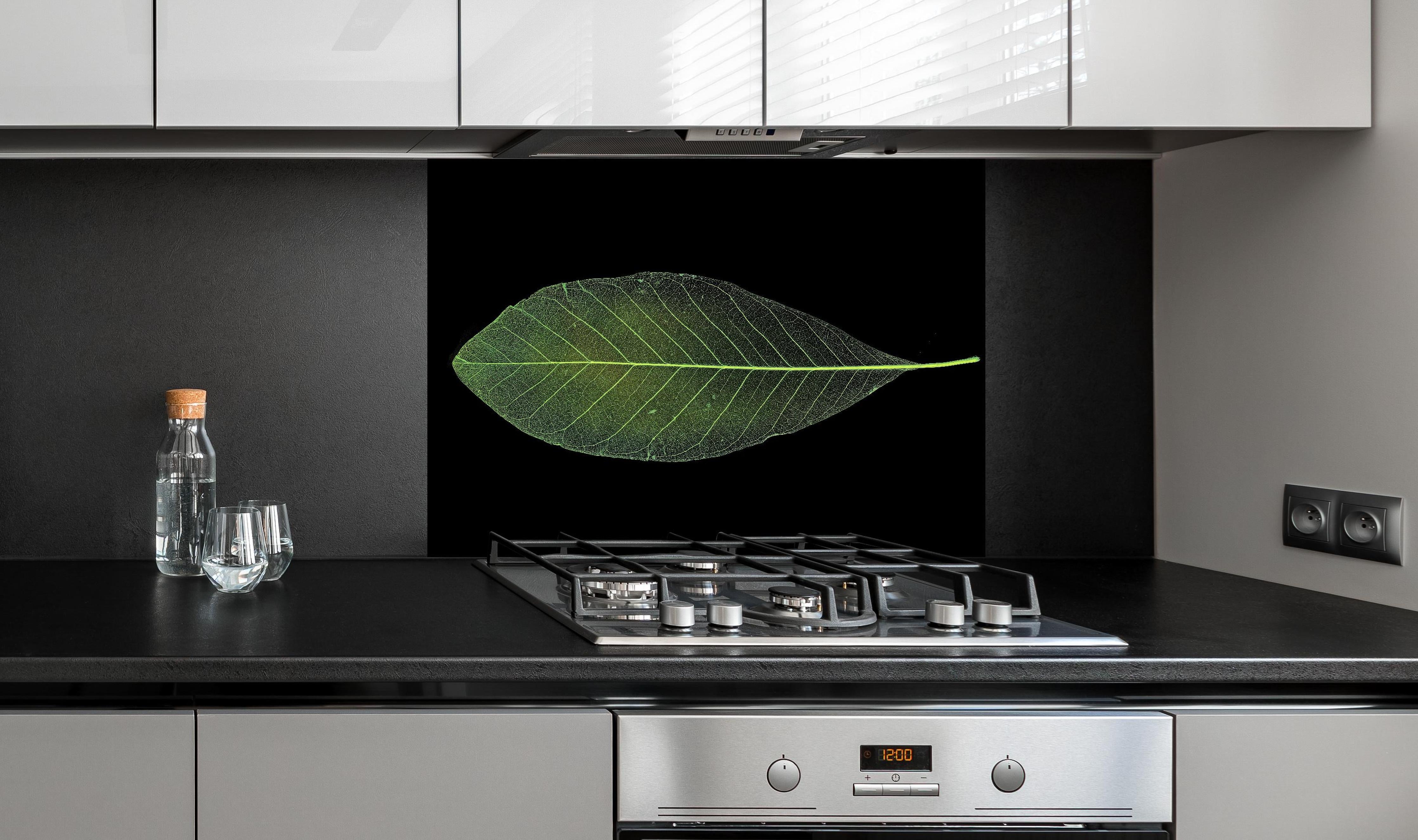 Spritzschutz - Blatt-Textur-Muster 4 hinter einem Cerankochfeld zwischen Holz-Kochutensilien