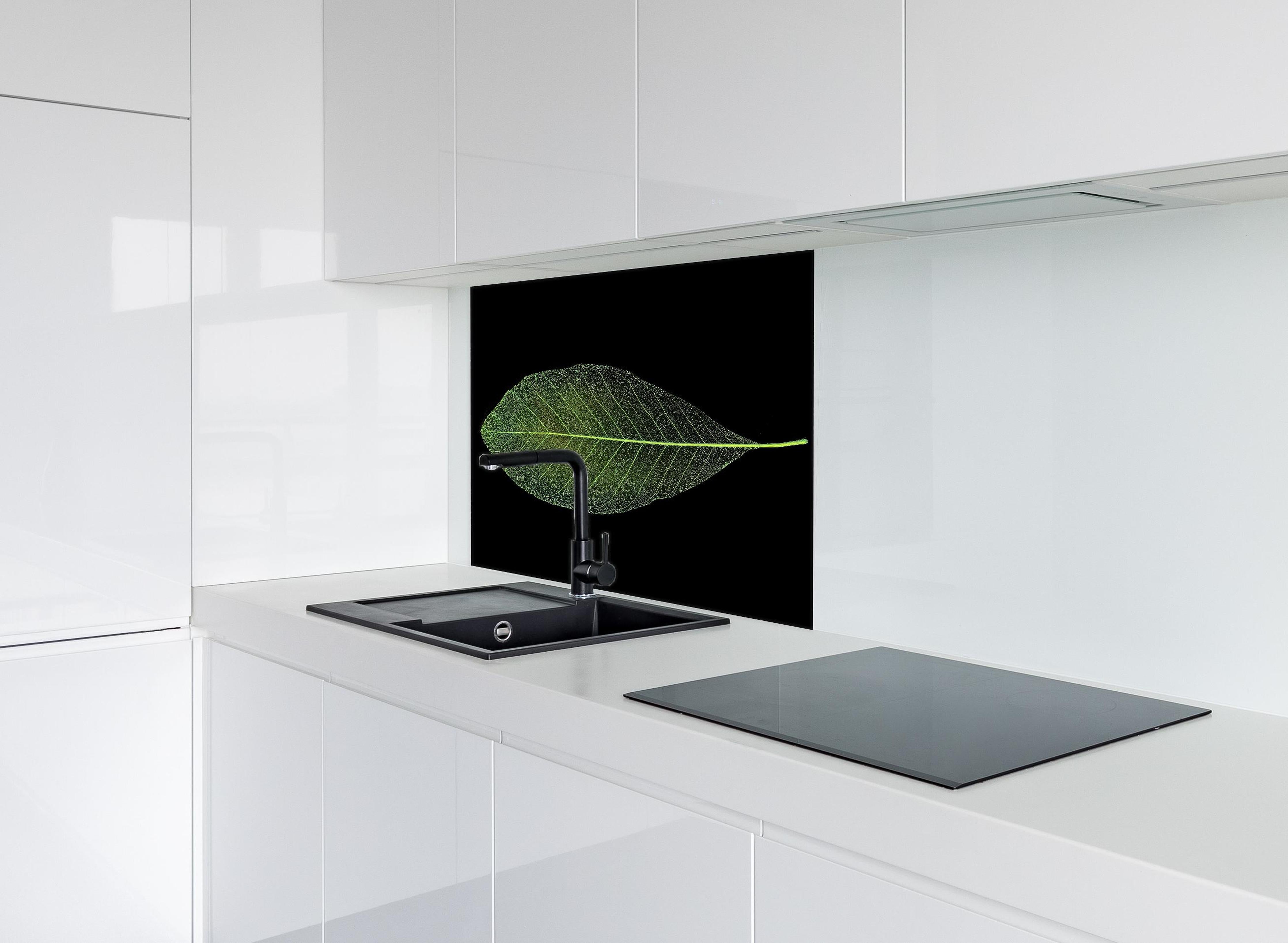 Spritzschutz - Blatt-Textur-Muster 4 hinter einem Cerankochfeld zwischen Holz-Kochutensilien