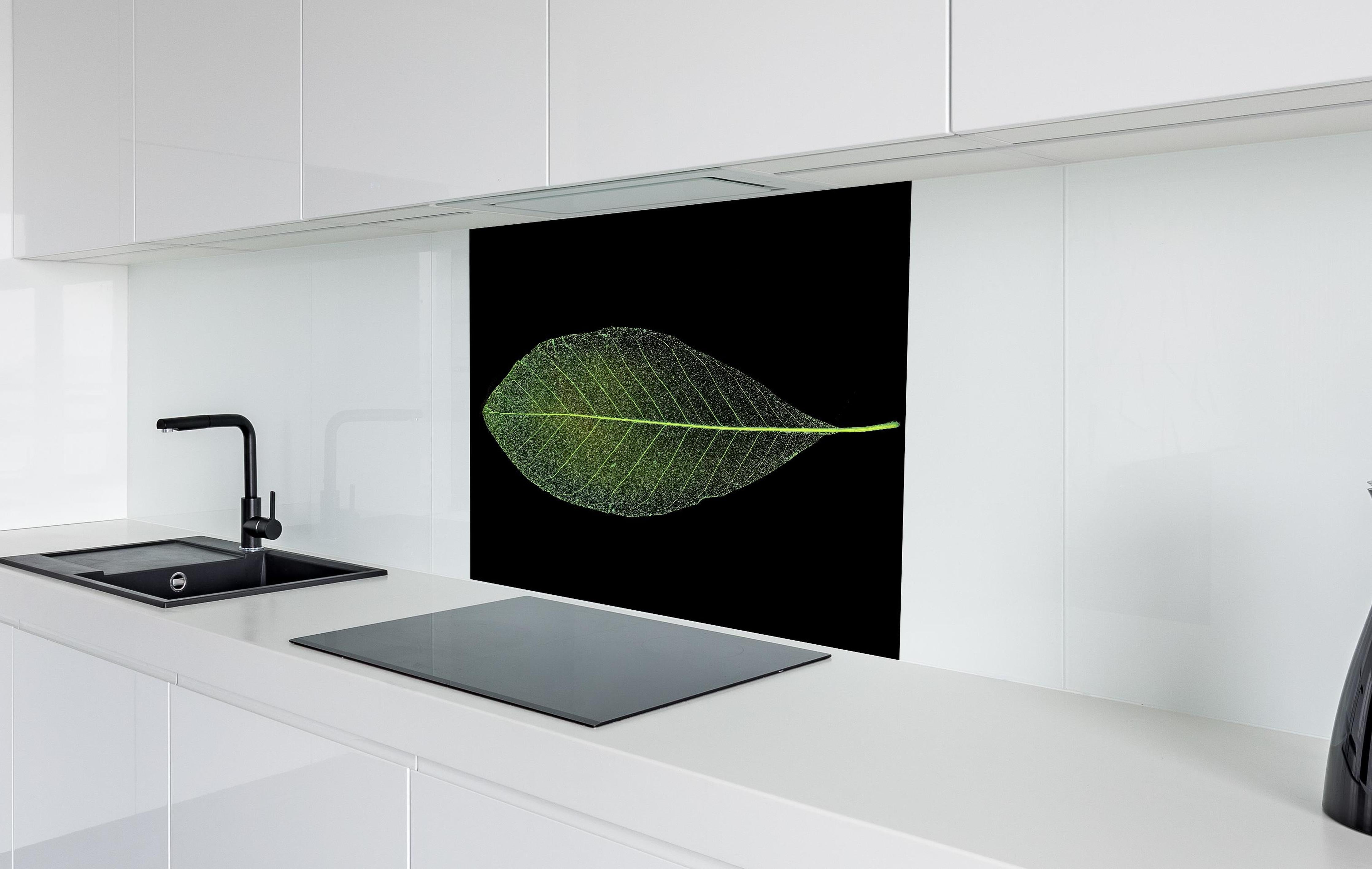 Spritzschutz - Blatt-Textur-Muster 4 hinter einem Cerankochfeld zwischen Holz-Kochutensilien