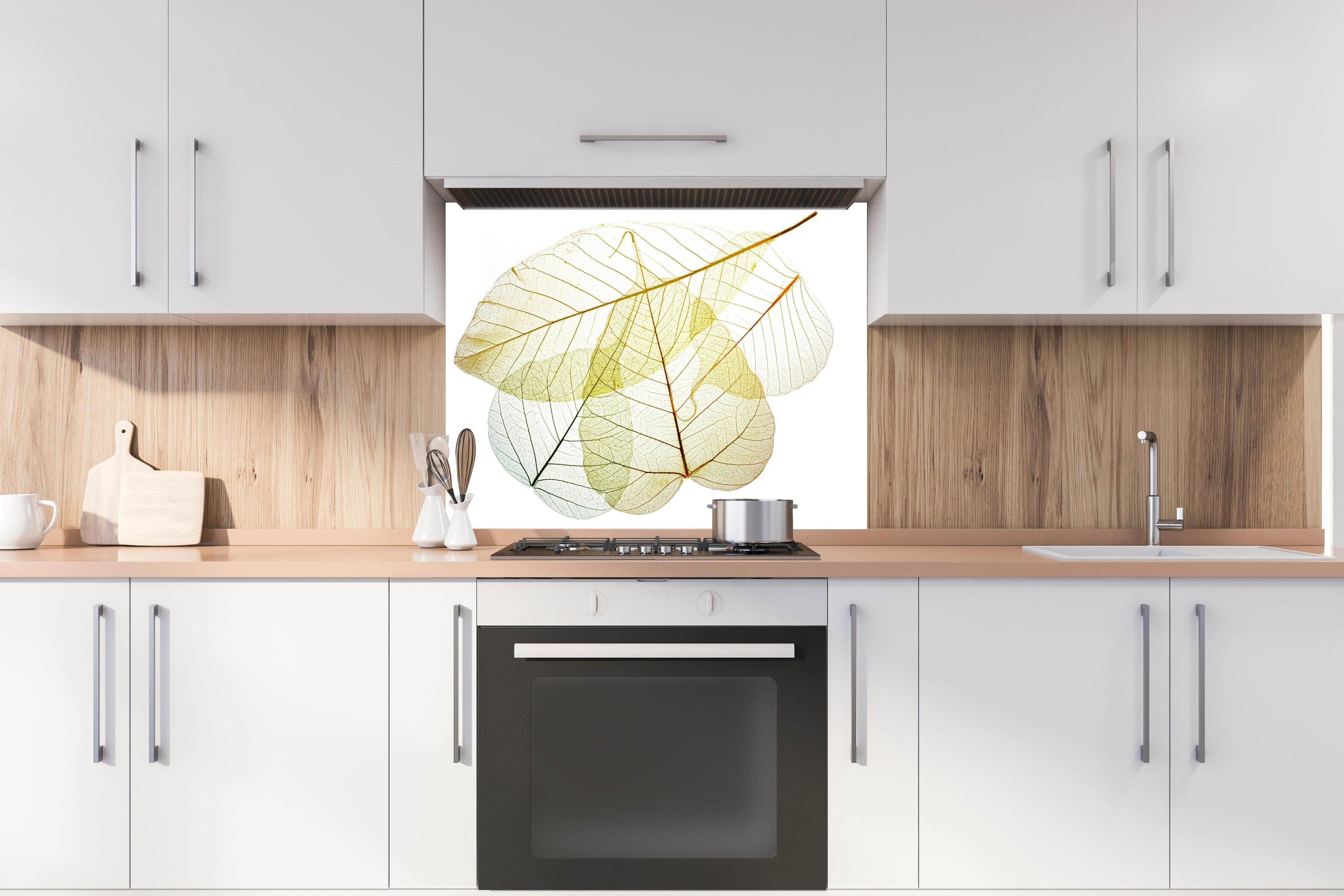 Spritzschutz - Blatt-Textur-Muster 6 hinter einem Cerankochfeld zwischen Holz-Kochutensilien