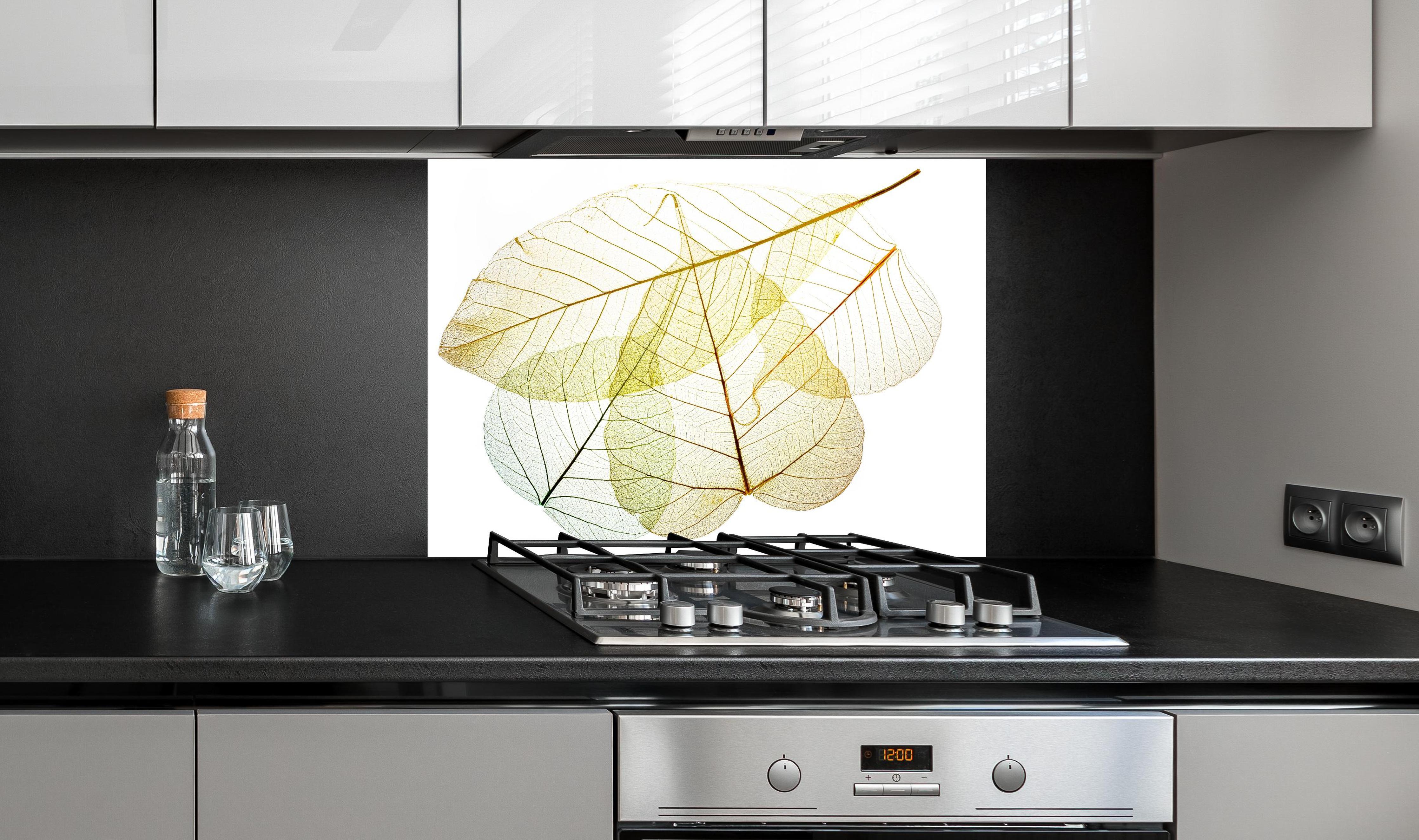 Spritzschutz - Blatt-Textur-Muster 6 hinter einem Cerankochfeld zwischen Holz-Kochutensilien