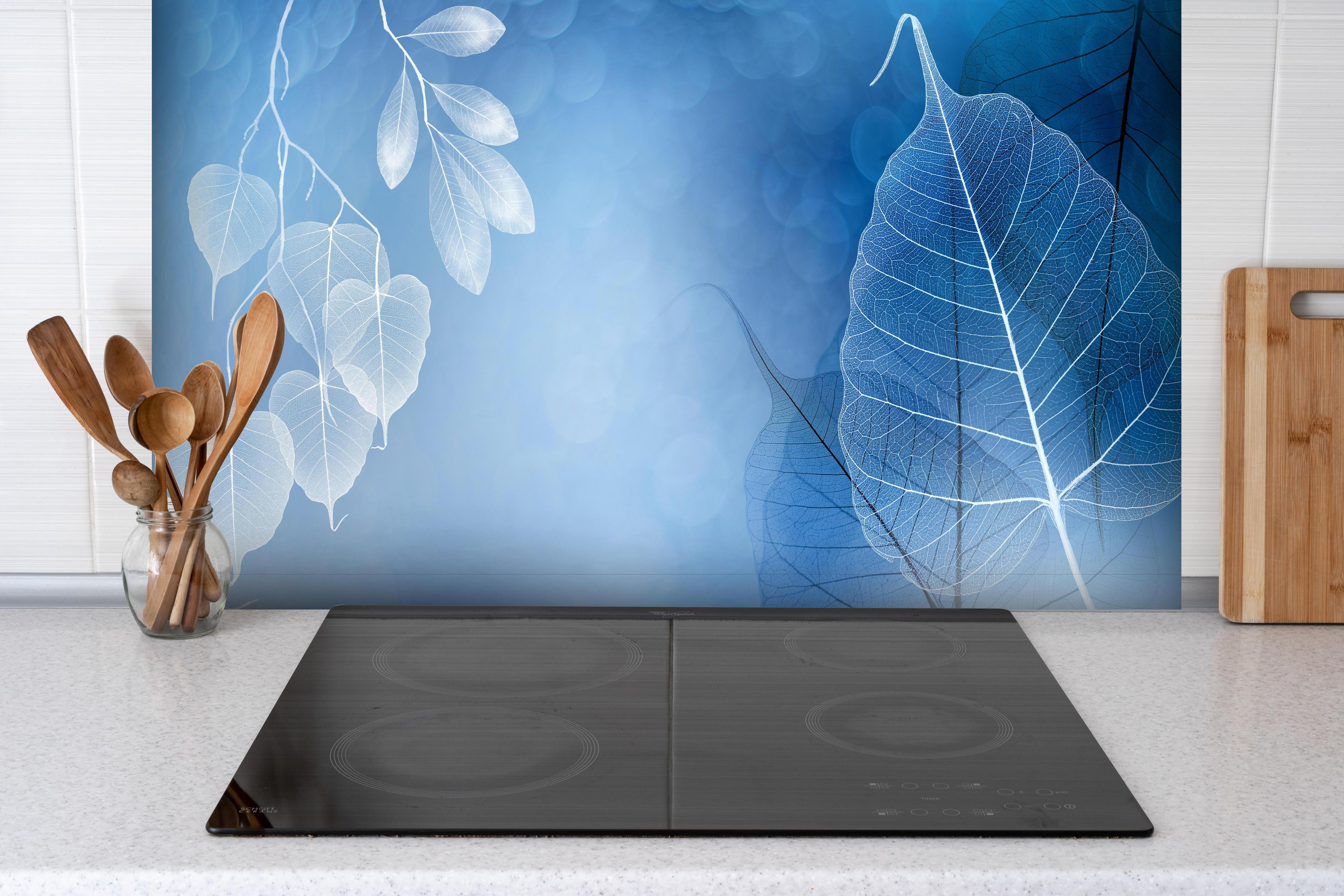 Spritzschutz - Blattadern Kunst Makrofotografie Blau-Grau hinter einem Cerankochfeld zwischen Holz-Kochutensilien