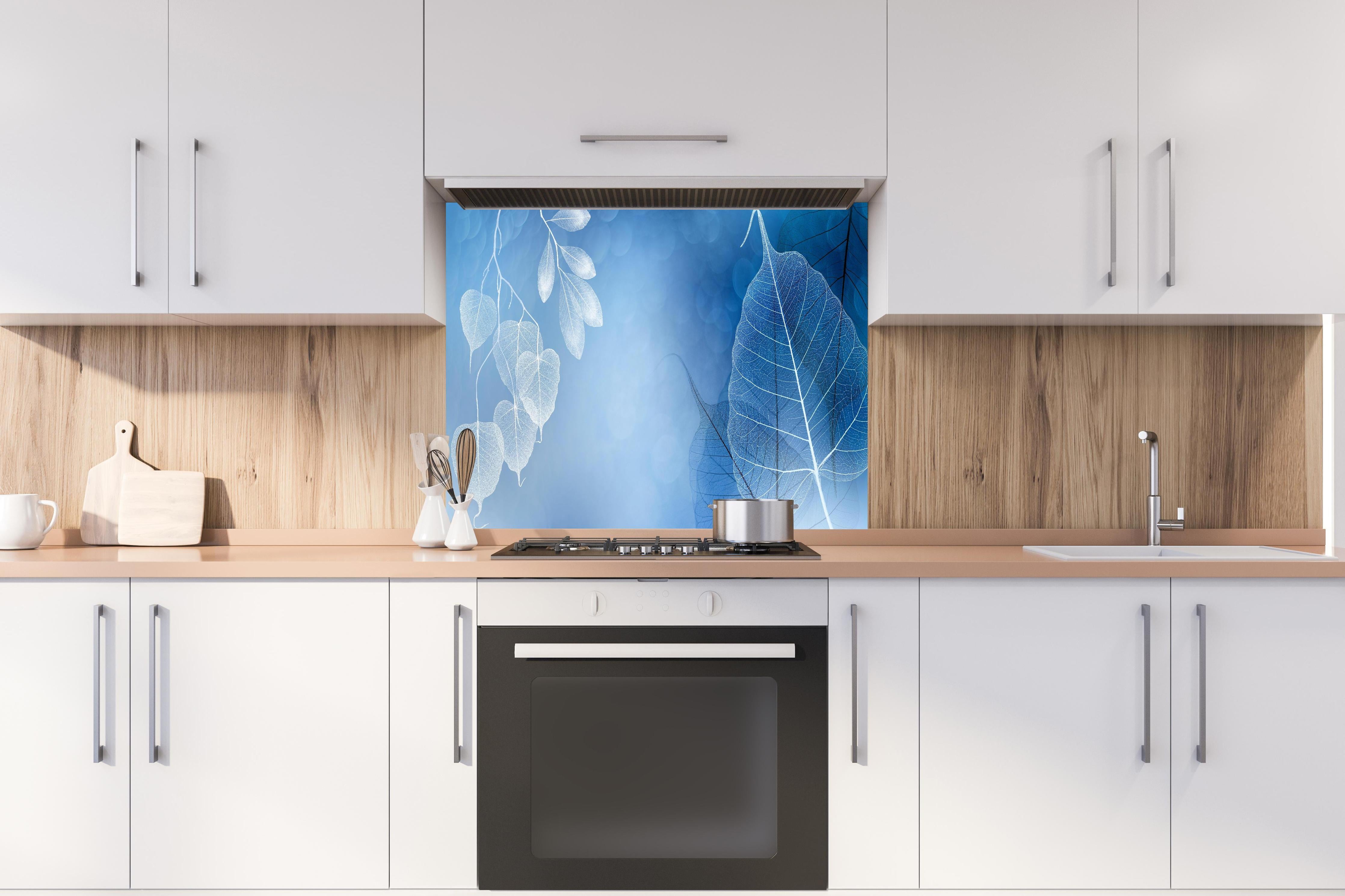 Spritzschutz - Blattadern Kunst Makrofotografie Blau-Grau hinter einem Cerankochfeld zwischen Holz-Kochutensilien