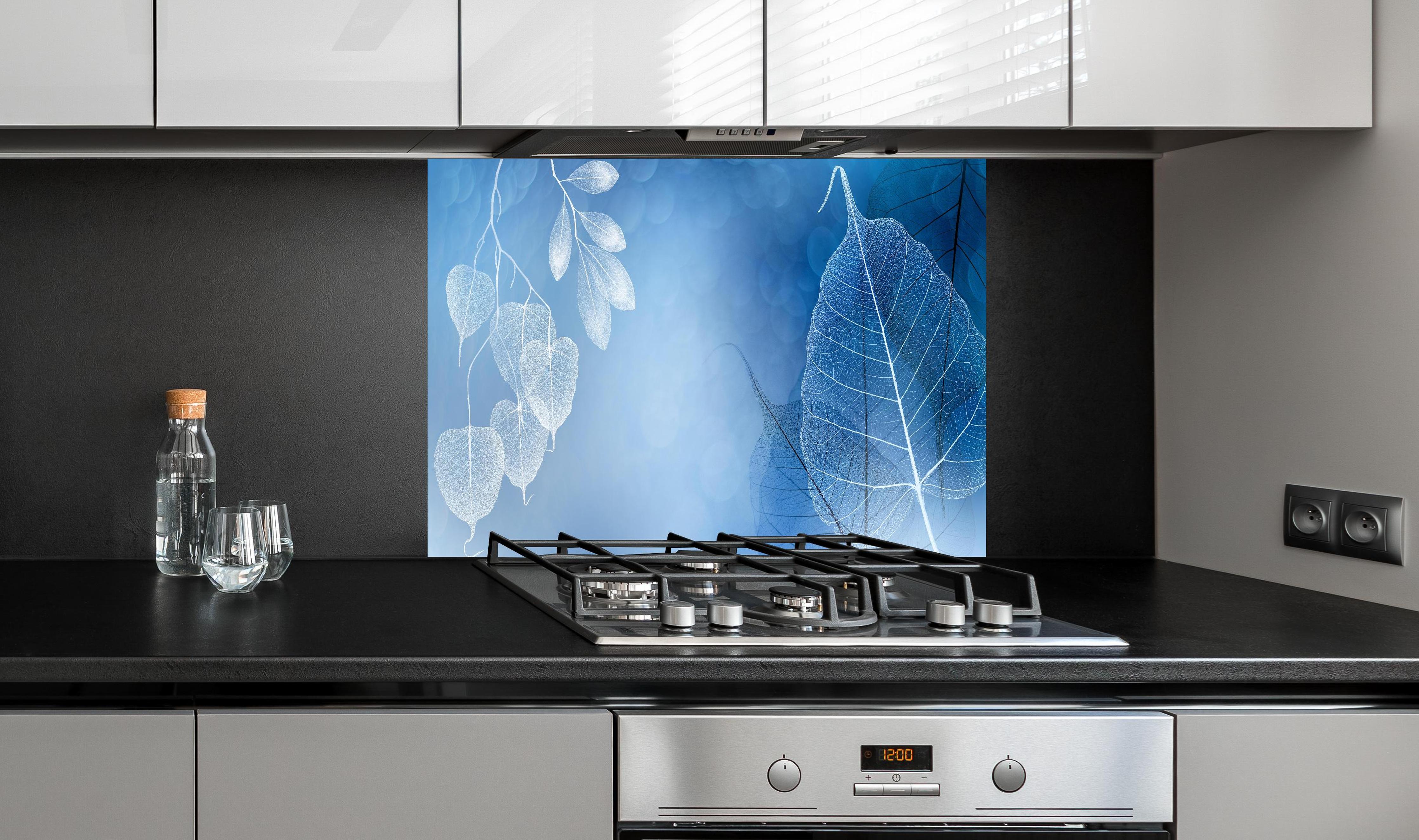 Spritzschutz - Blattadern Kunst Makrofotografie Blau-Grau hinter einem Cerankochfeld zwischen Holz-Kochutensilien