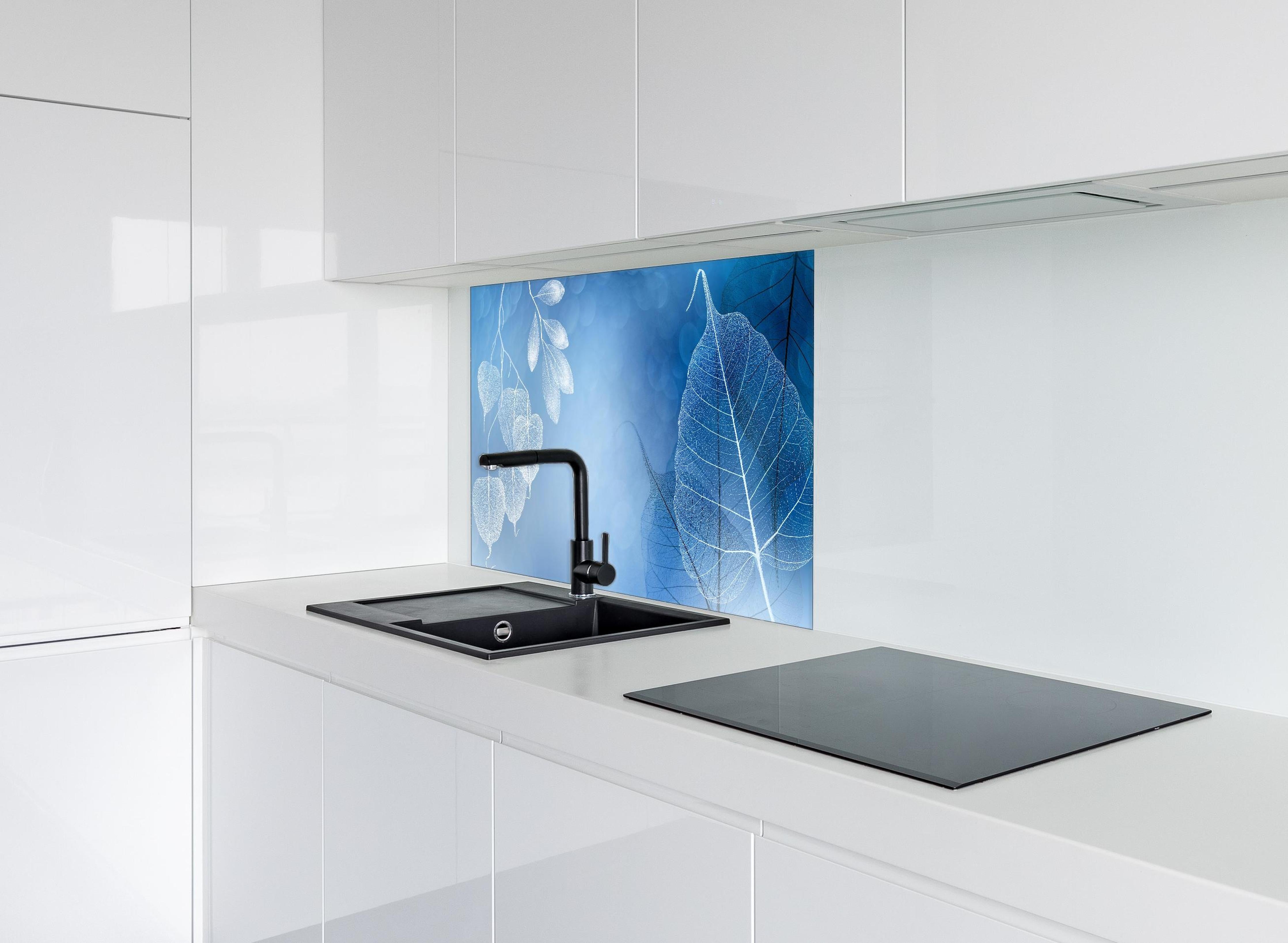 Spritzschutz - Blattadern Kunst Makrofotografie Blau-Grau hinter einem Cerankochfeld zwischen Holz-Kochutensilien