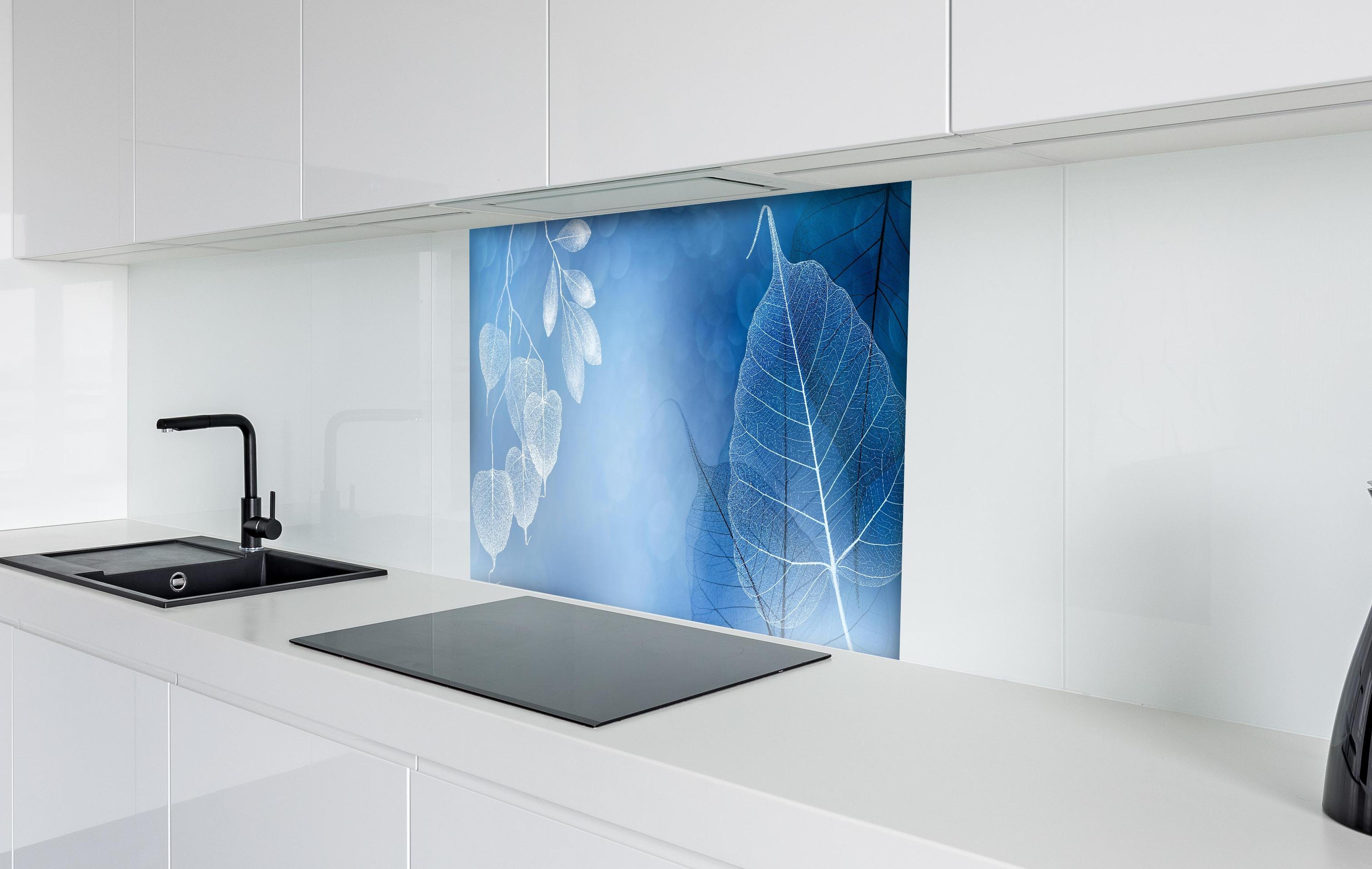 Spritzschutz - Blattadern Kunst Makrofotografie Blau-Grau hinter einem Cerankochfeld zwischen Holz-Kochutensilien