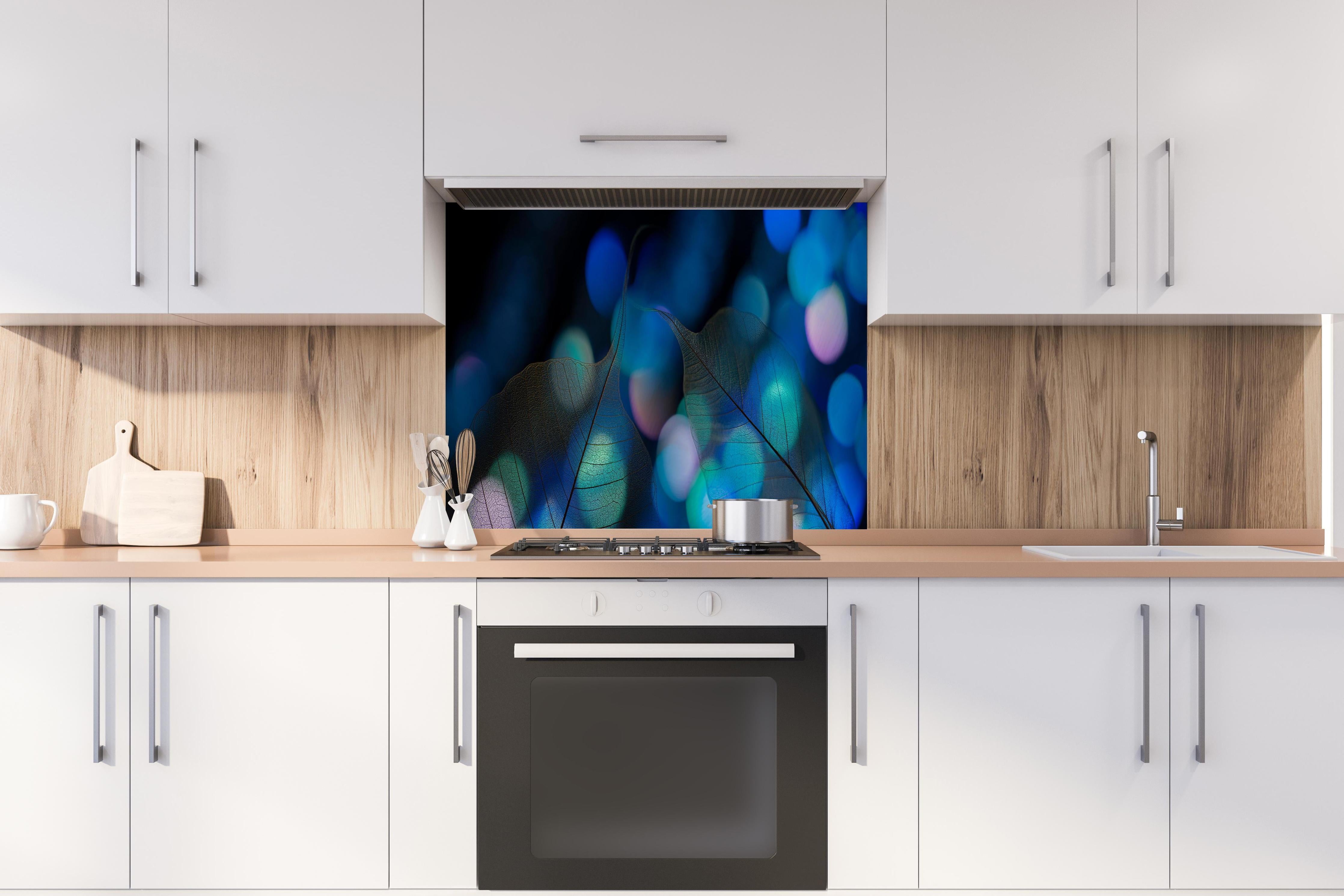 Spritzschutz - Blattadern Textur mit Bokeh Lichteffekt hinter einem Cerankochfeld zwischen Holz-Kochutensilien